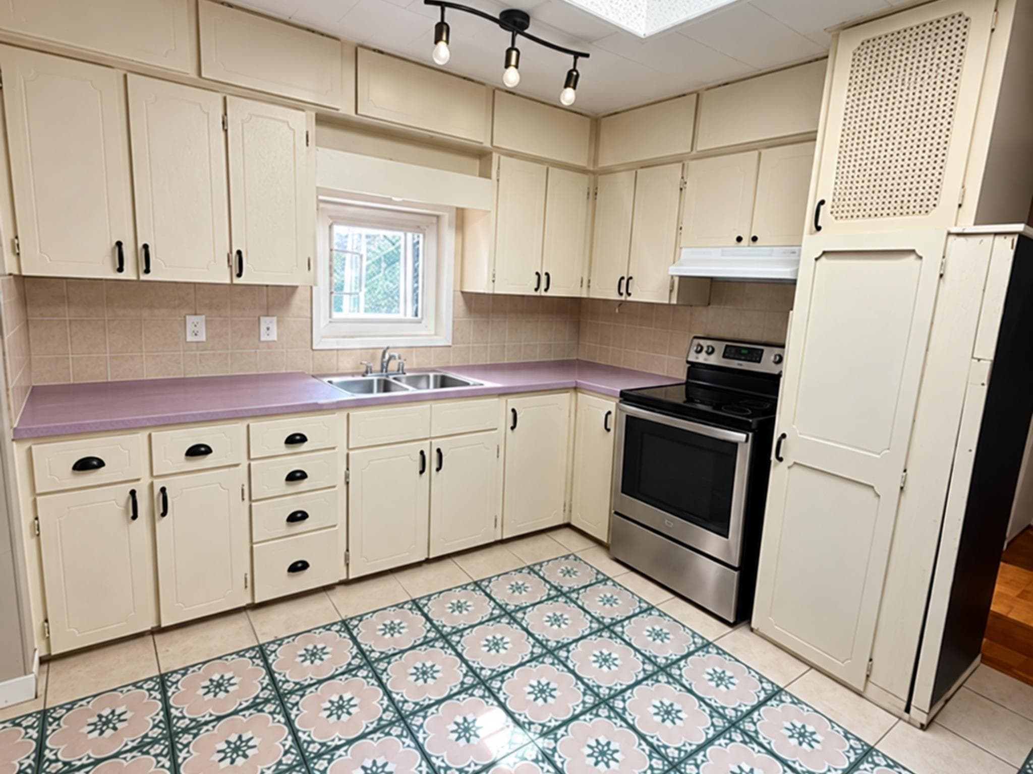 46612 Maple Avenue, Chilliwack, V2P 2K2 — photo 3