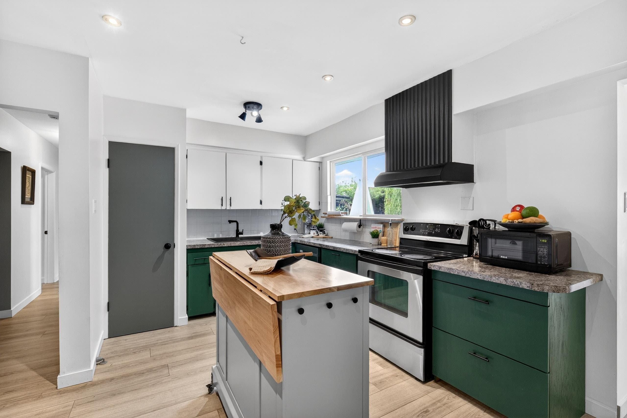 10871 Oriole Drive, Surrey, V3R 5A4 — photo 4