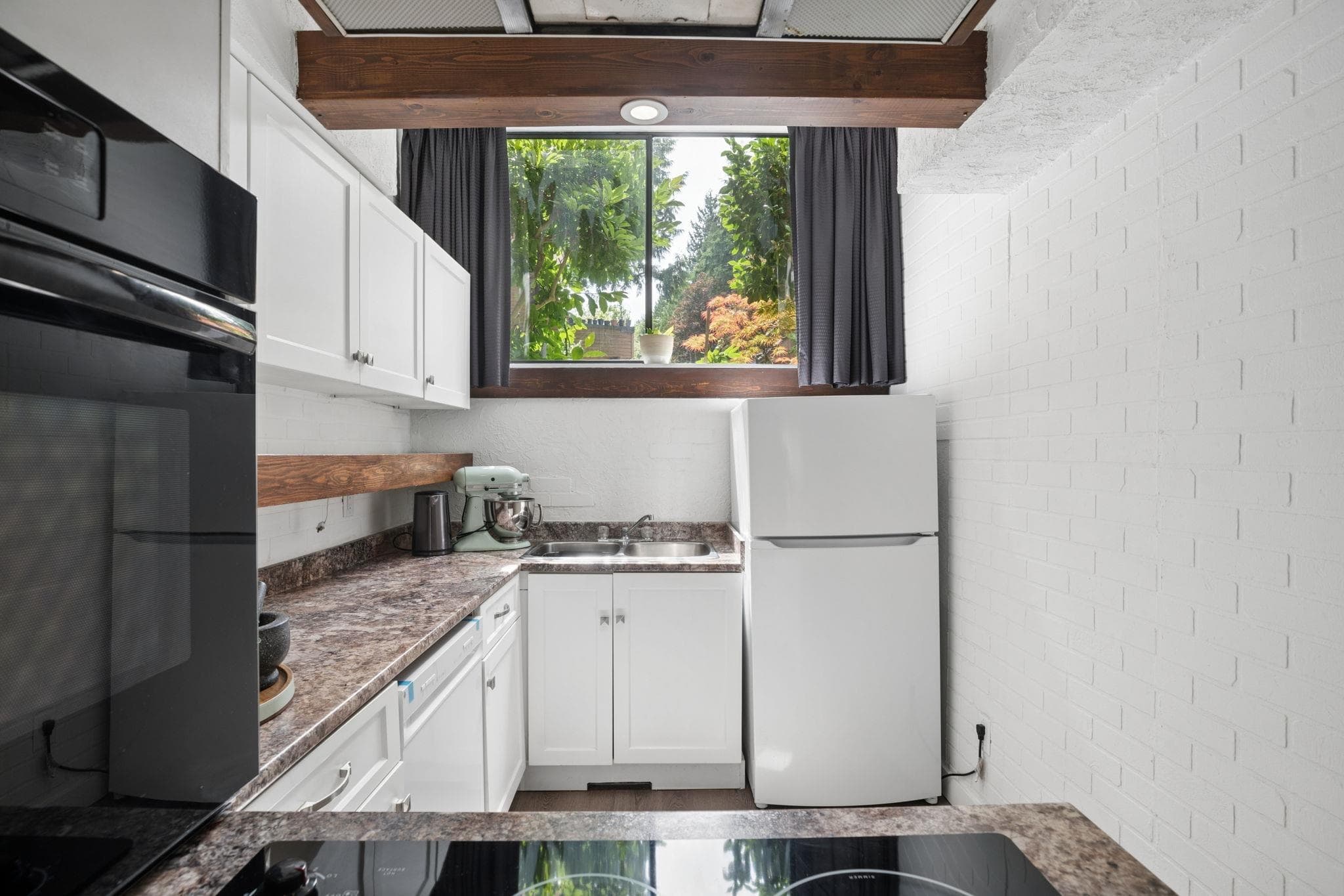 520 Cardiff Way, Port Moody, V3H 3T3 — photo 2
