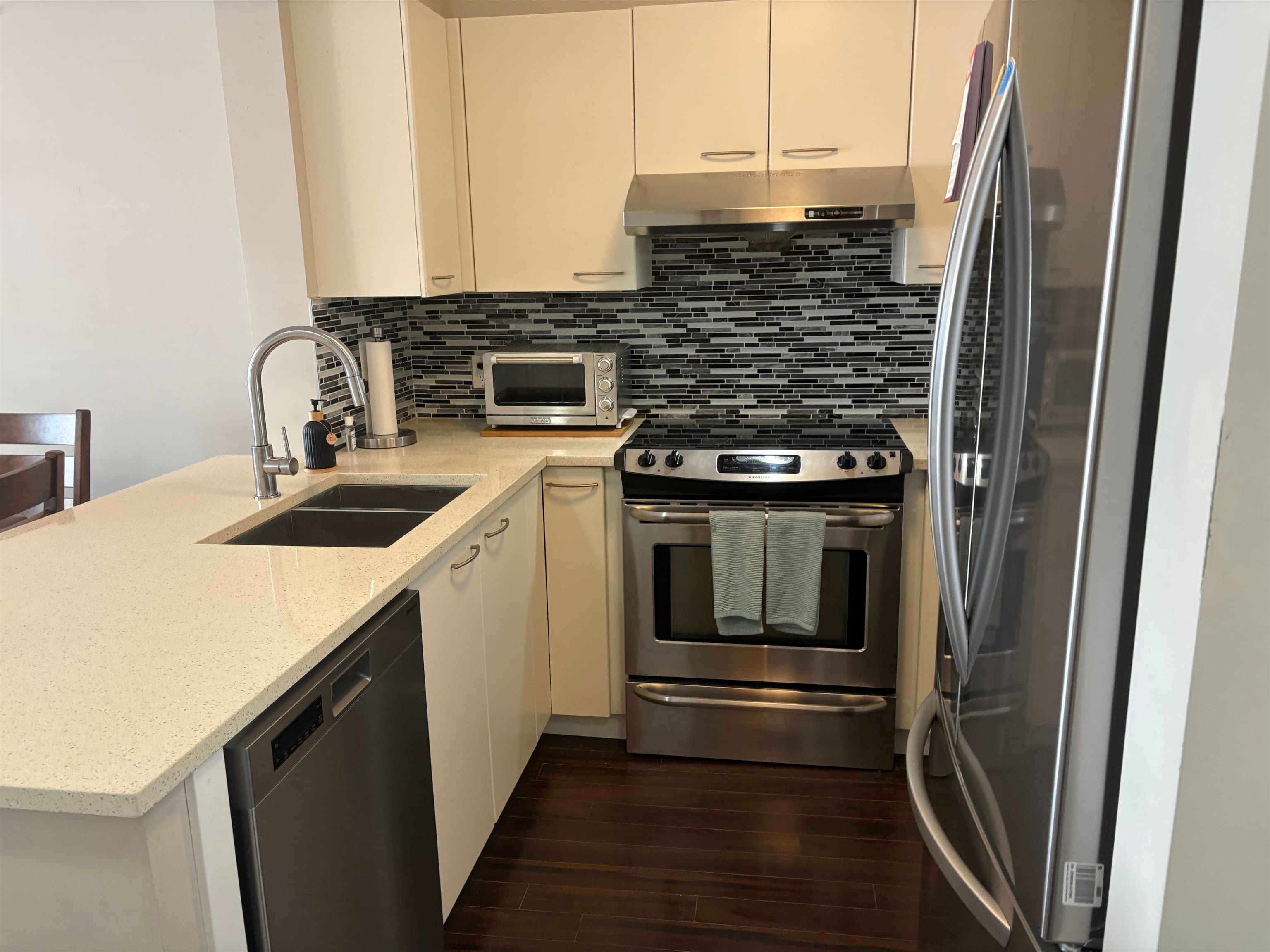 707 - 1575 W 10th Avenue, Vancouver, V6J 5L1 — photo 2