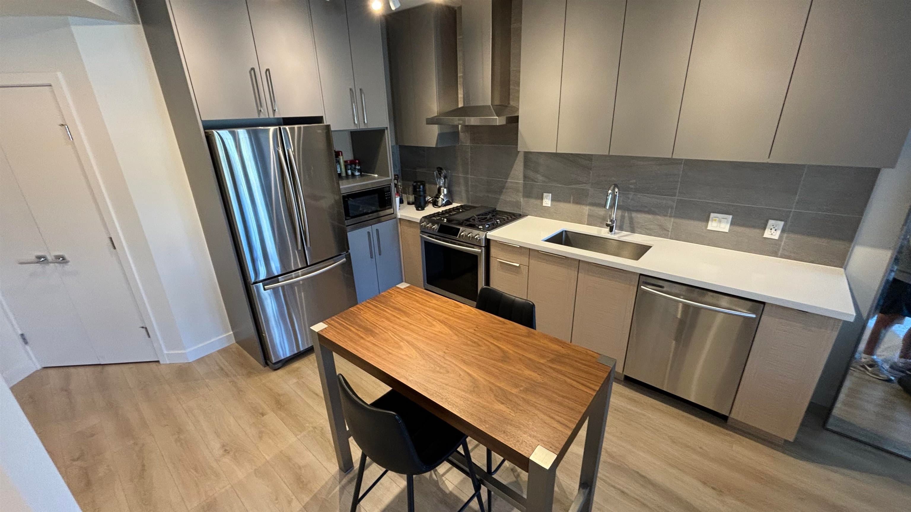 401 - 603 Regan Avenue, Coquitlam, V3J 0K2 — photo 2