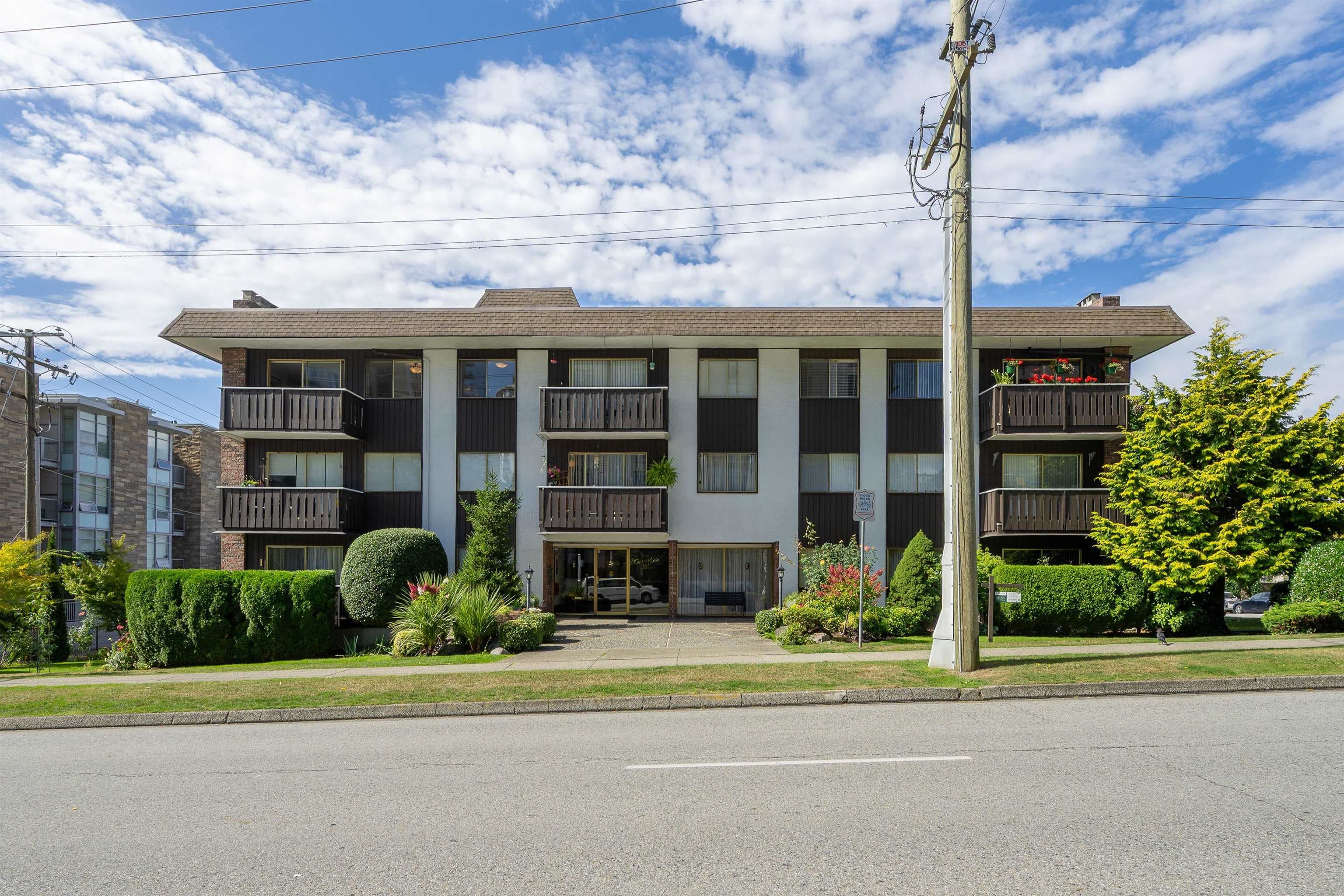 302 - 1345 Chesterfield Avenue, North Vancouver, V7M 2N1 — photo 1