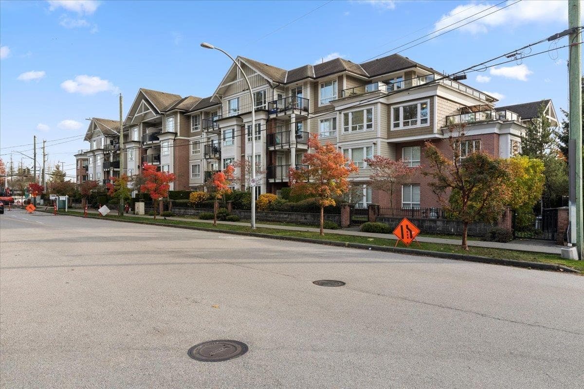 304 - 14960 102a Avenue, Surrey, V3R 6A3 — photo 1