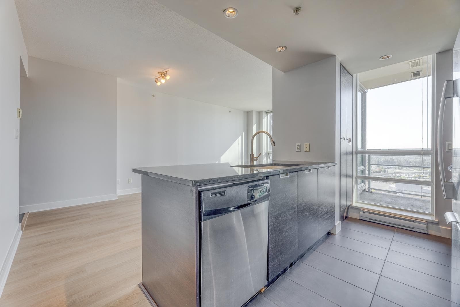 2501 - 2968 Glen Drive, Coquitlam, V3B 0C4 — photo 5