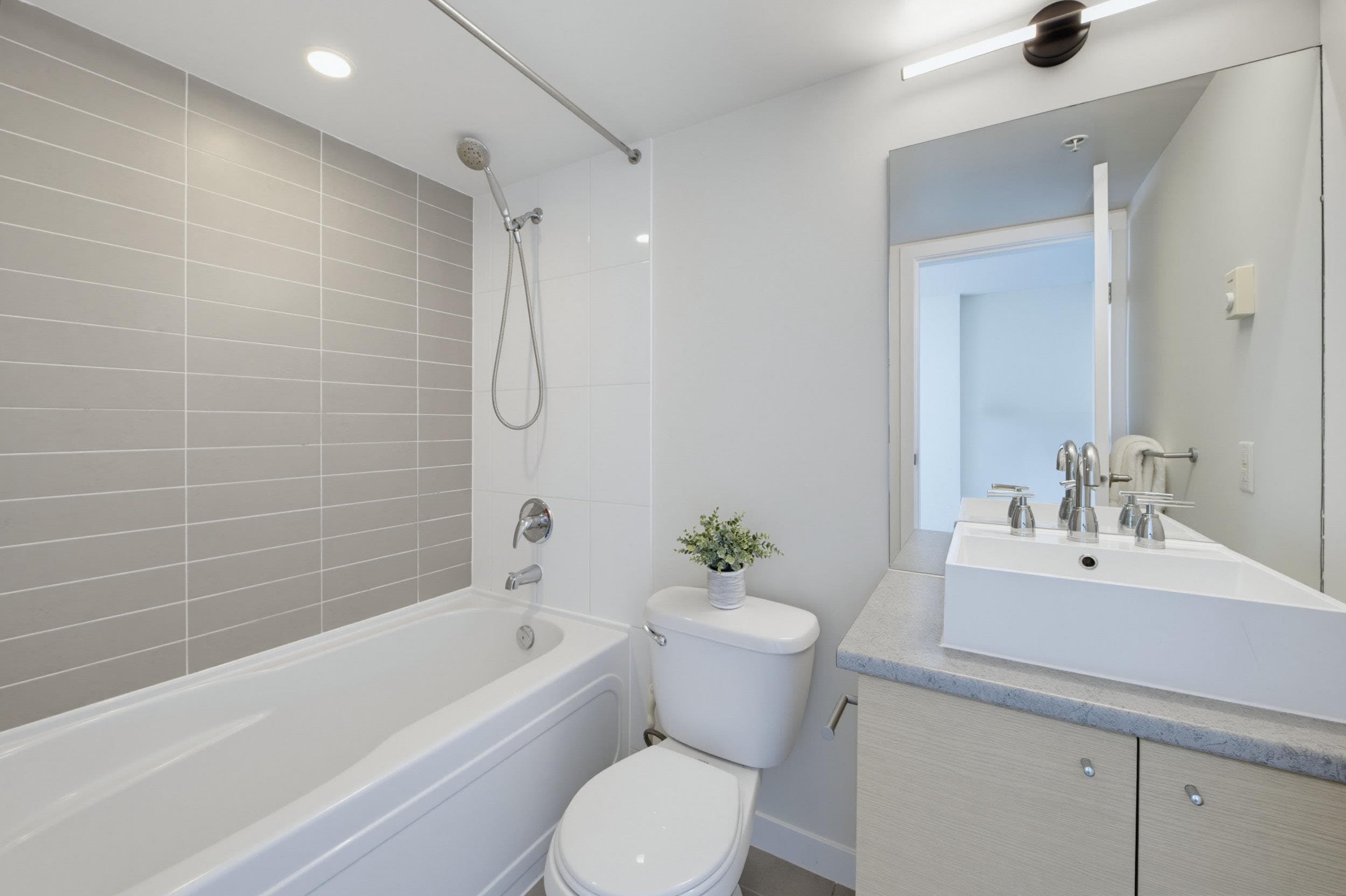 1007 - 13618 100 Avenue, Surrey, V3T 0A8 — photo 3