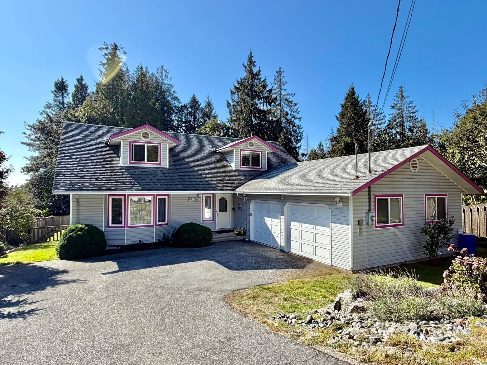 1073 Grandview Road, Gibsons, V0N 1V3 — photo 1
