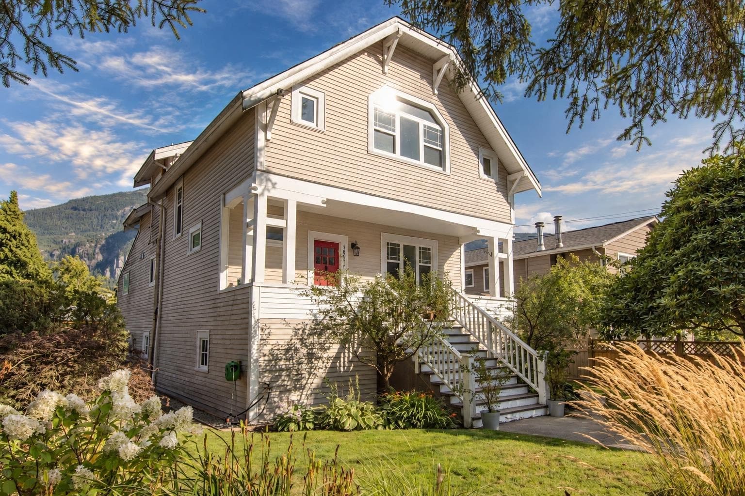 38054 Fifth Avenue, Squamish, V8B 0B6 — photo 1