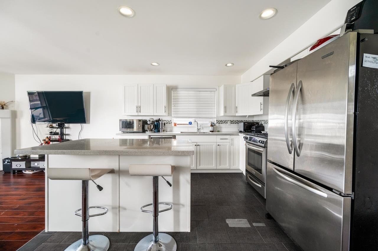 15476 110th Avenue, Surrey, V3R 0X1 — photo 3