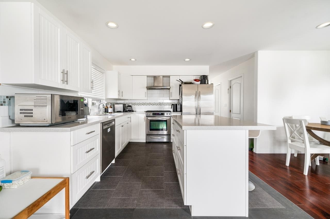 15476 110th Avenue, Surrey, V3R 0X1 — photo 1