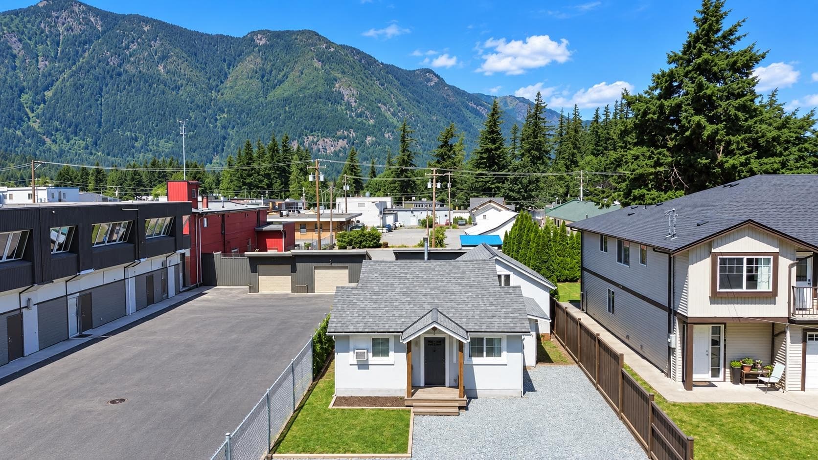 325 Hudson Bay Street, Hope, V0X 1L0 — photo 1