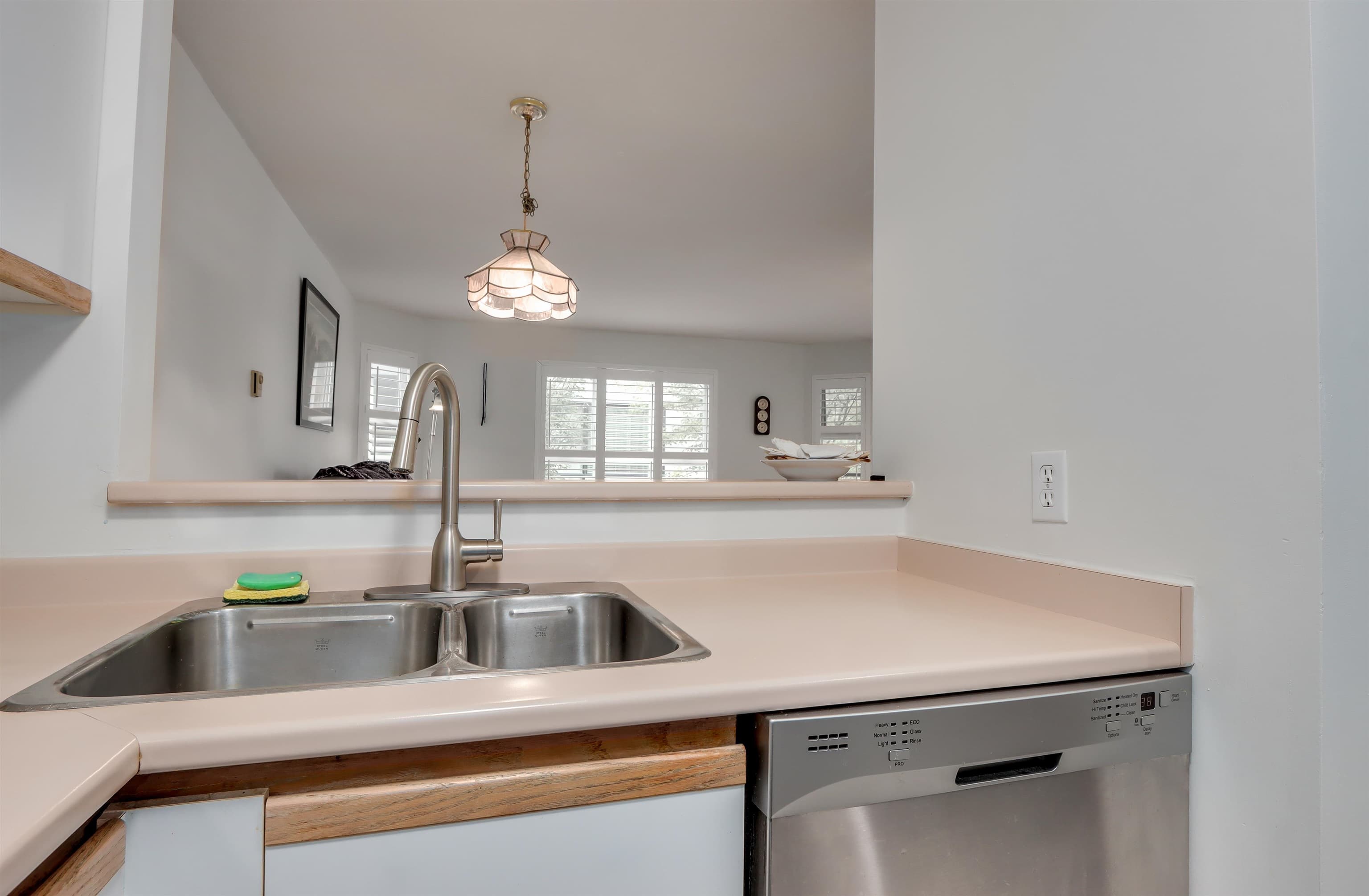 205 - 1535 Chesterfield Avenue, North Vancouver, V7M 2N5 — photo 5