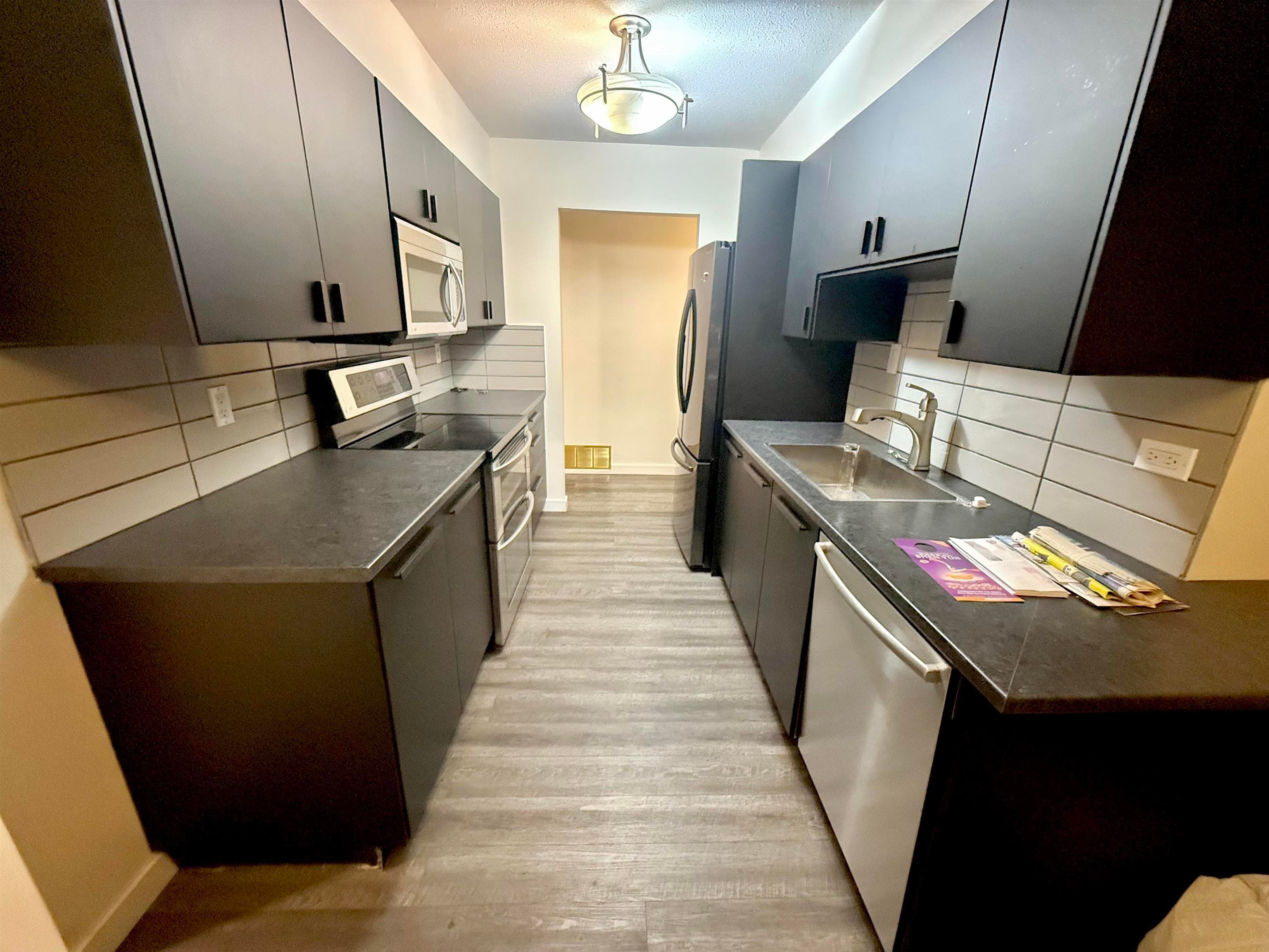 Up - 2217 Hillside Avenue, Coquitlam, V3K 1L3 — photo 5
