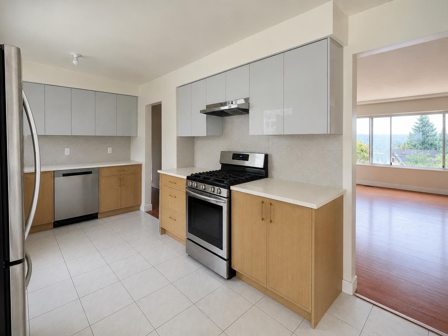 Upper - 6717 Broadway, Burnaby, V5B 2Y7 — photo 3