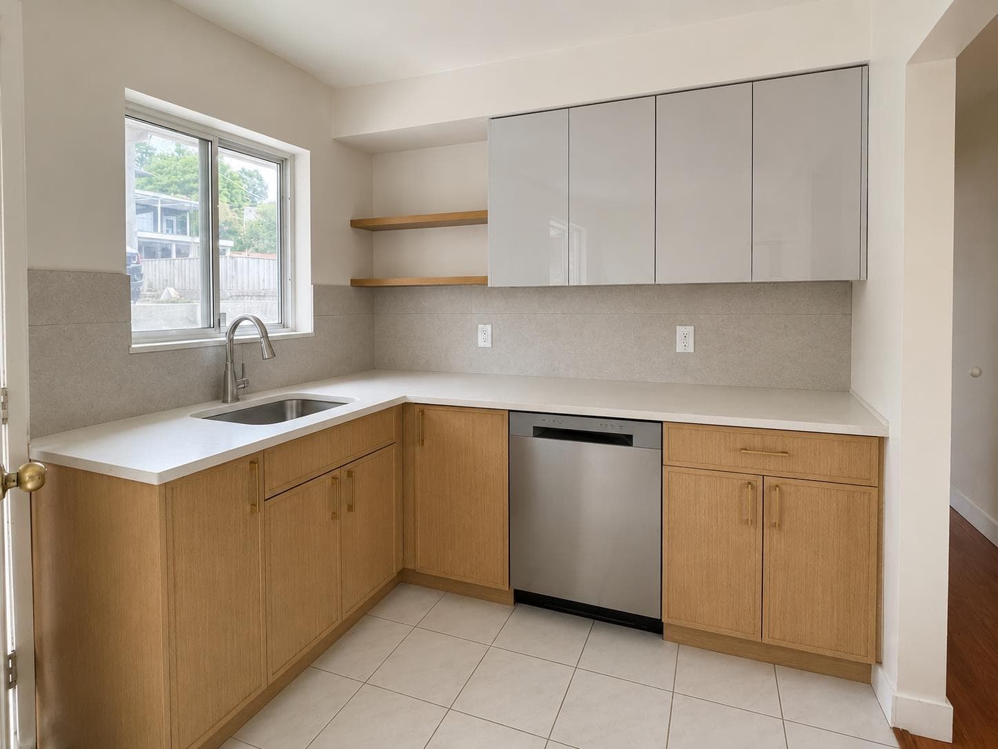 Upper - 6717 Broadway, Burnaby