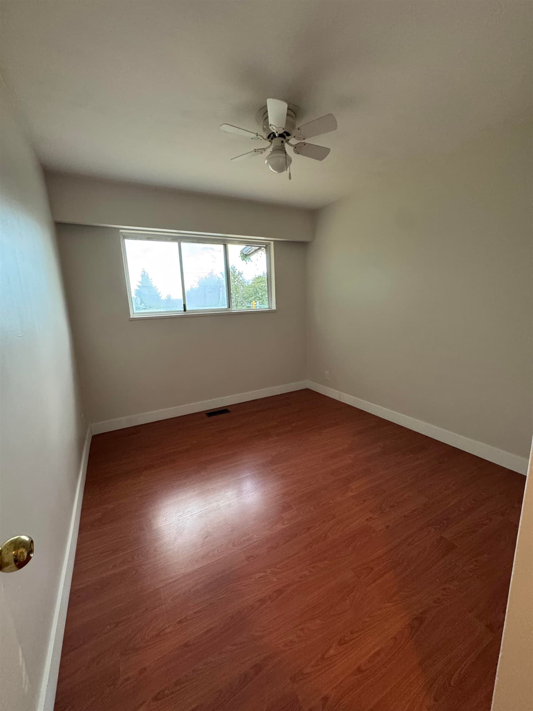 Upper - 6717 Broadway, Burnaby, V5B 2Y7 — photo 5
