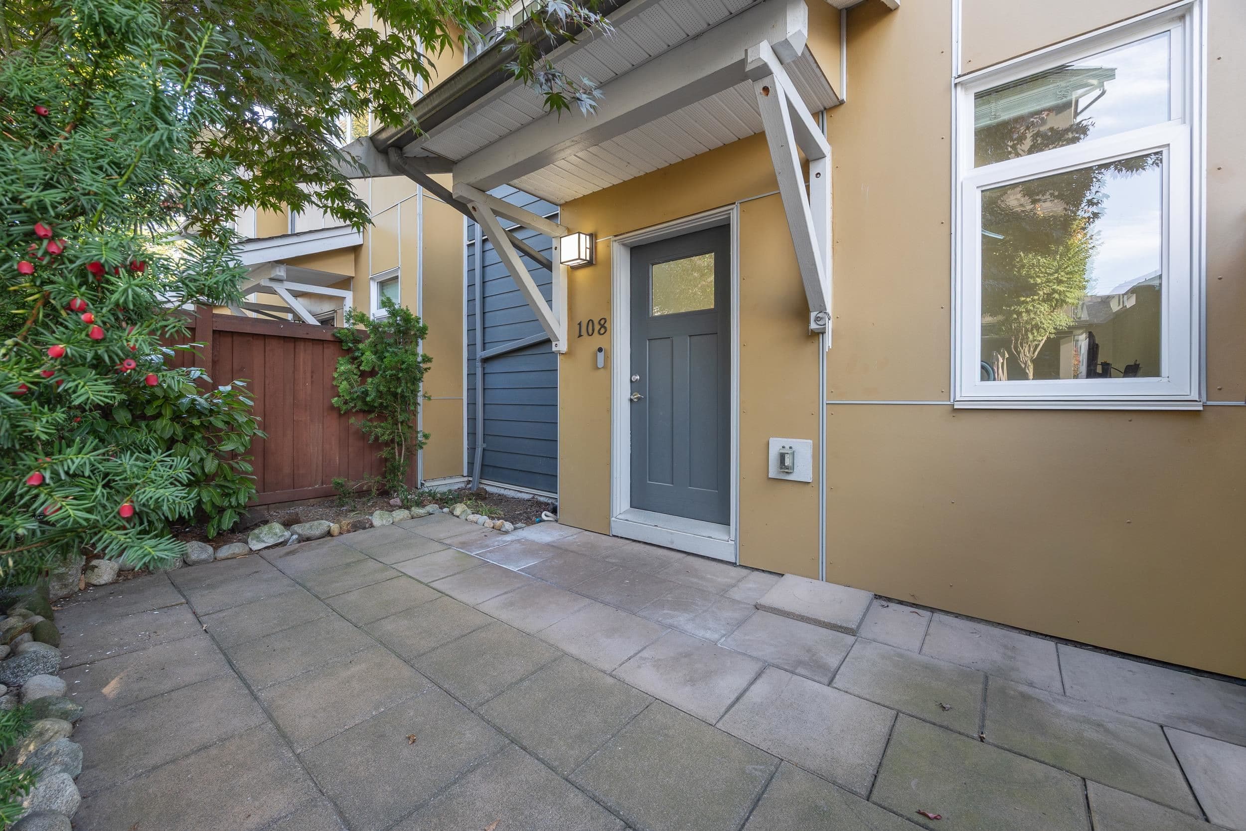 108 - 801 Roderick Avenue, Coquitlam, V3K 1P7 — photo 1