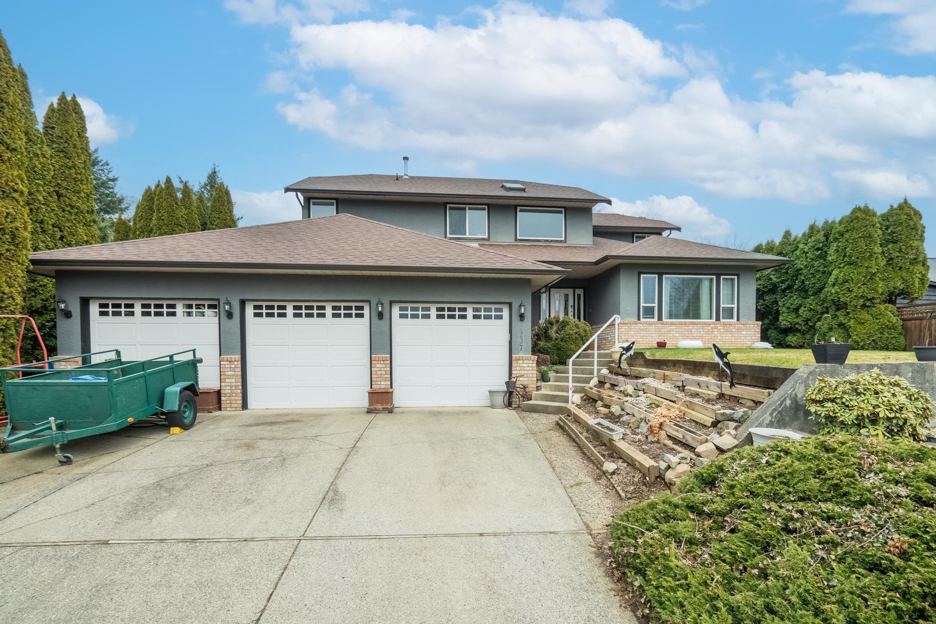 2237 Mountain Drive, Abbotsford, V3G 1E3 — photo 1
