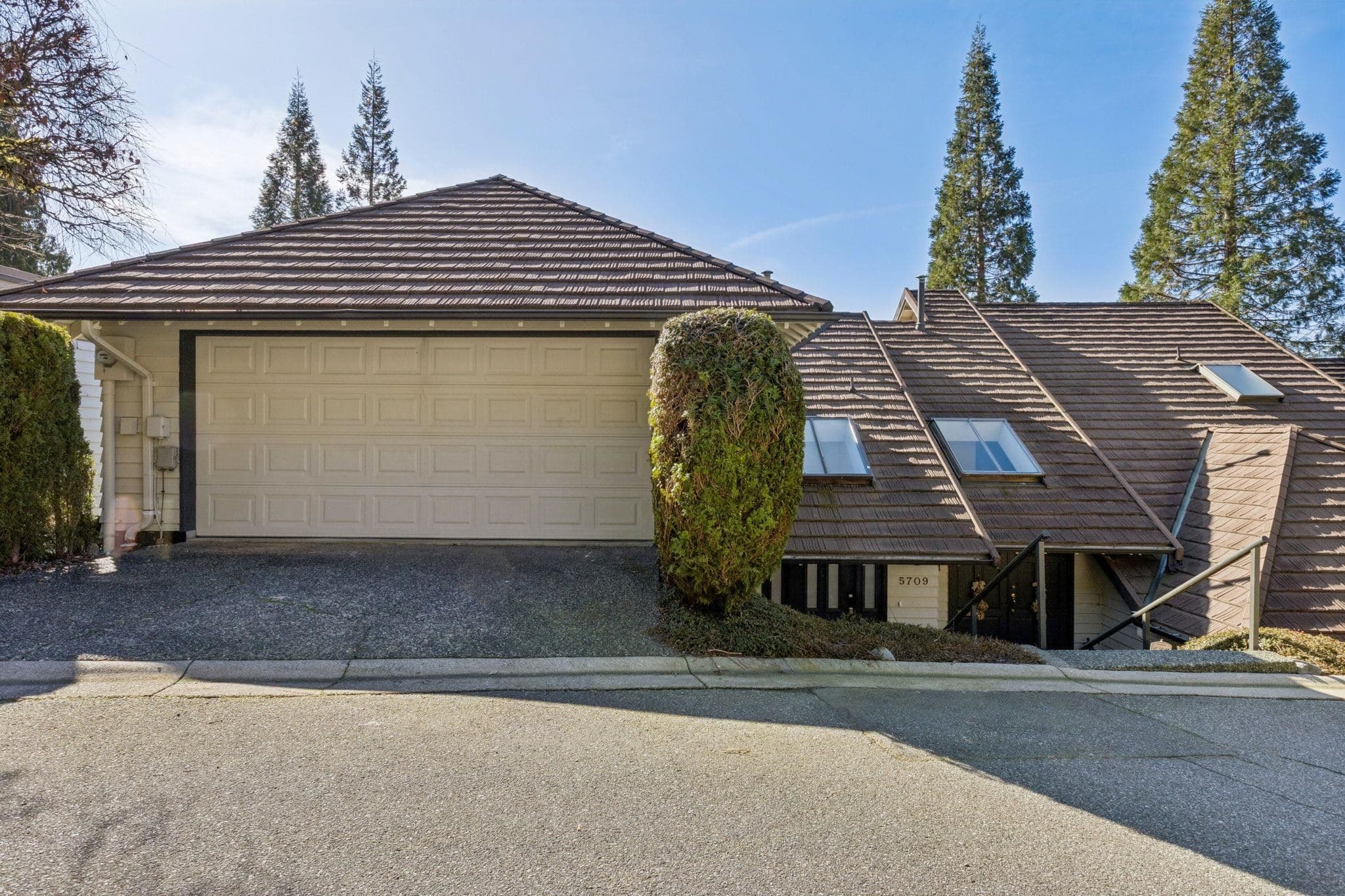 5709 Owl Court, North Vancouver, V7R 4V1 — photo 1
