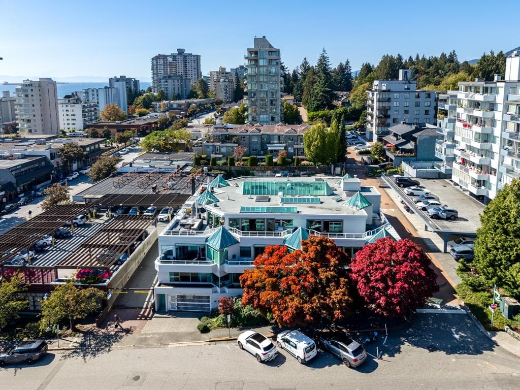 204 - 565 17 Street, West Vancouver, V7V 3S9 — photo 1