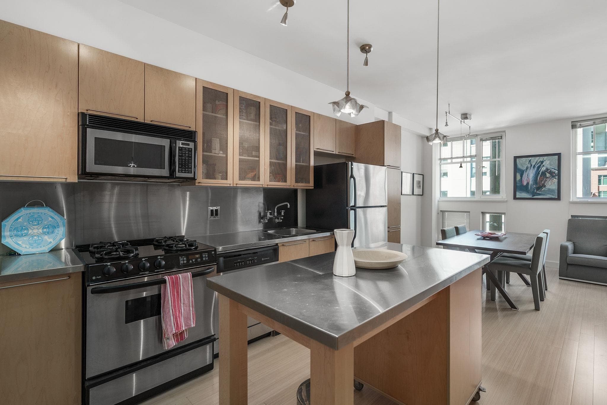 402 - 1072 Hamilton Street, Vancouver, V6B 2R9 — photo 4