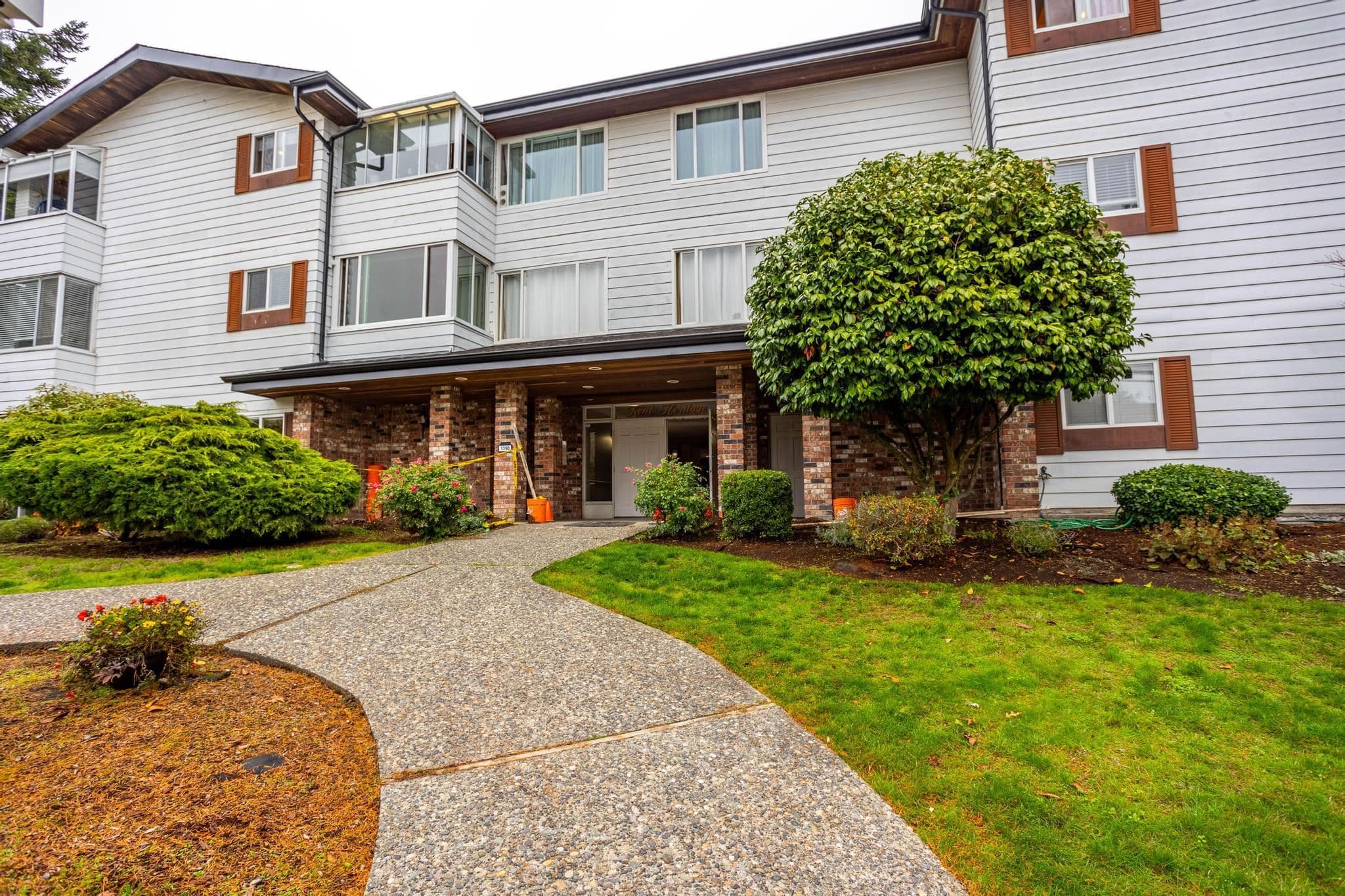 301 - 1390 Martin Street, White Rock, V4B 3W5 — photo 2
