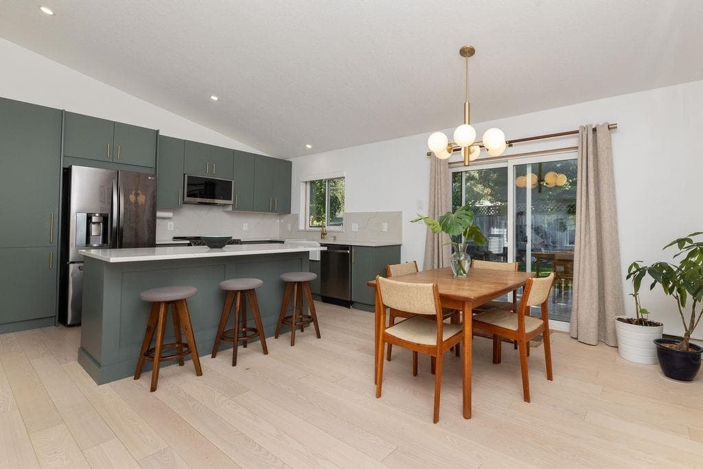 5700 Trident Avenue, Sechelt