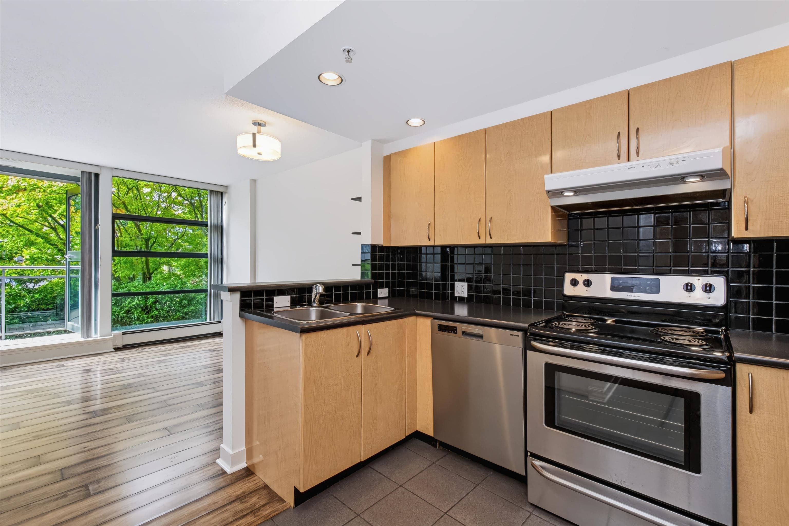 202 - 1688 Robson Street, Vancouver, V6G 1C7 — photo 2