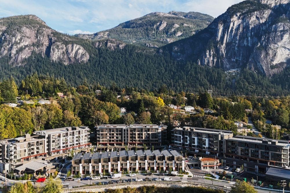 402 - 1500 Scott Crescent, Squamish, V8B 1G5 — photo 1