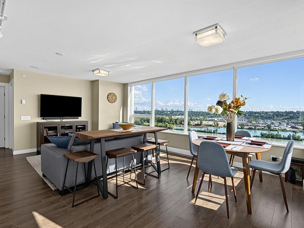 2205 - 908 Quayside Drive, New Westminster, V3M 0L4 — photo 2