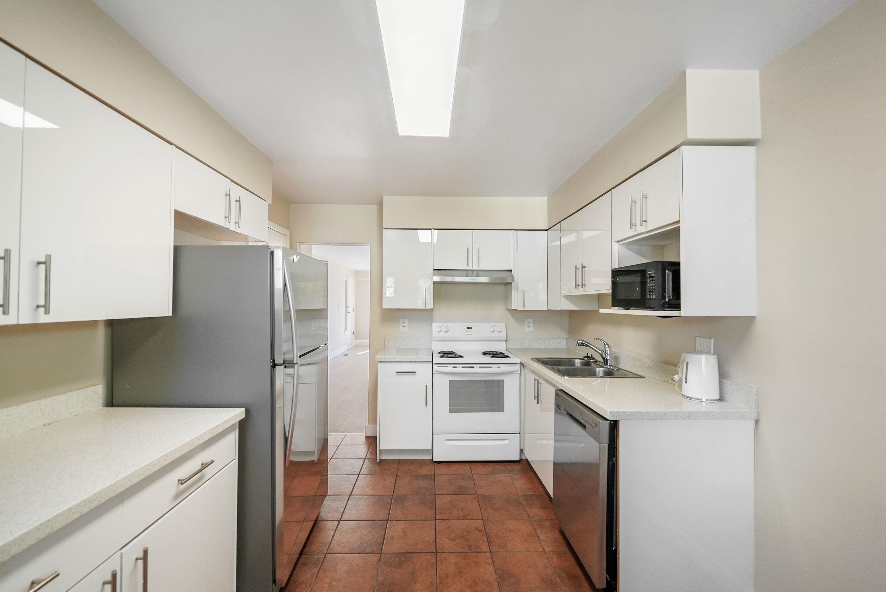 1683 Suffolk Avenue, Port Coquitlam, V3B 1H1 — photo 4