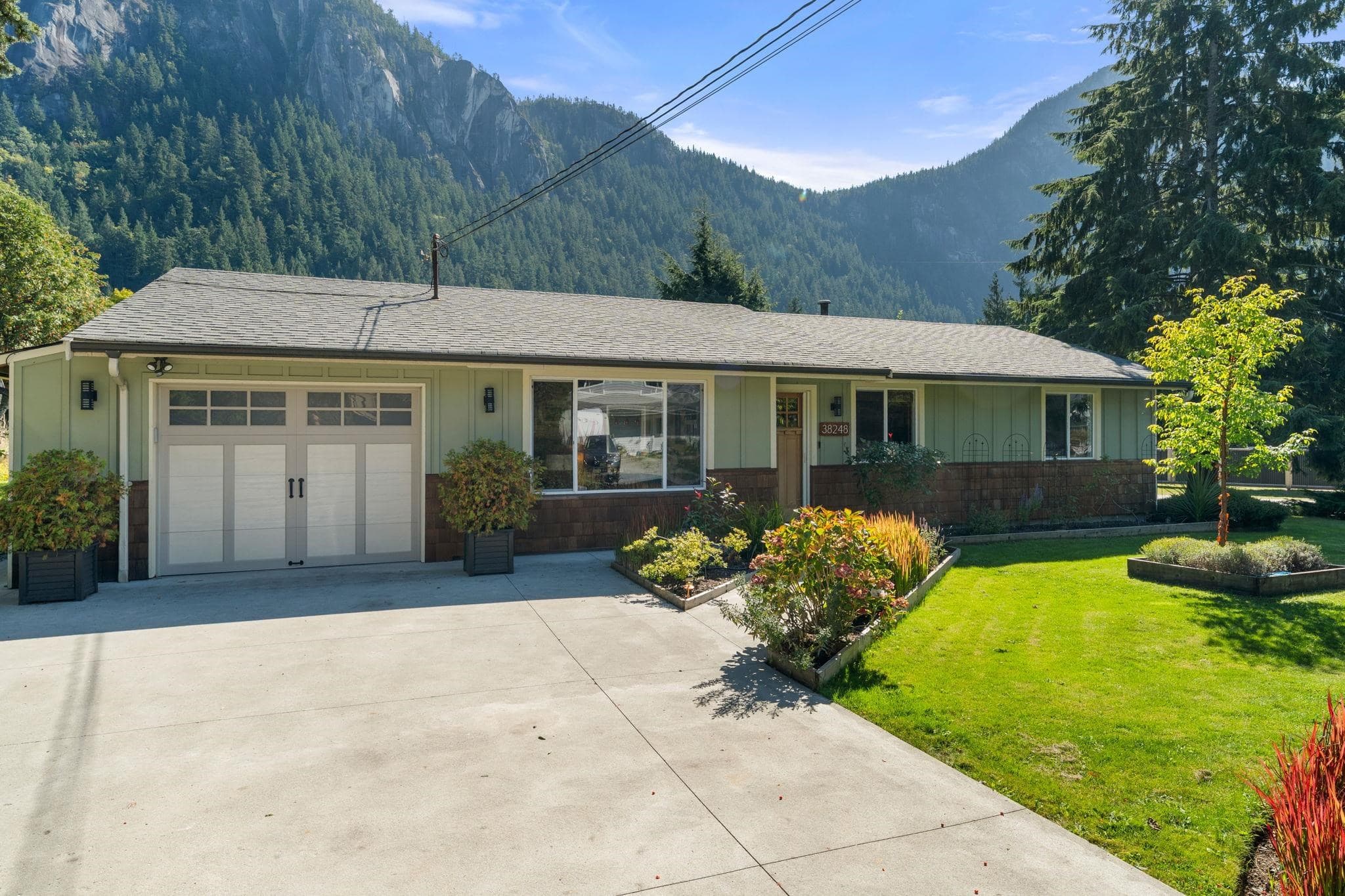 38248 Hemlock Avenue, Squamish, V8B 0X1 — photo 1