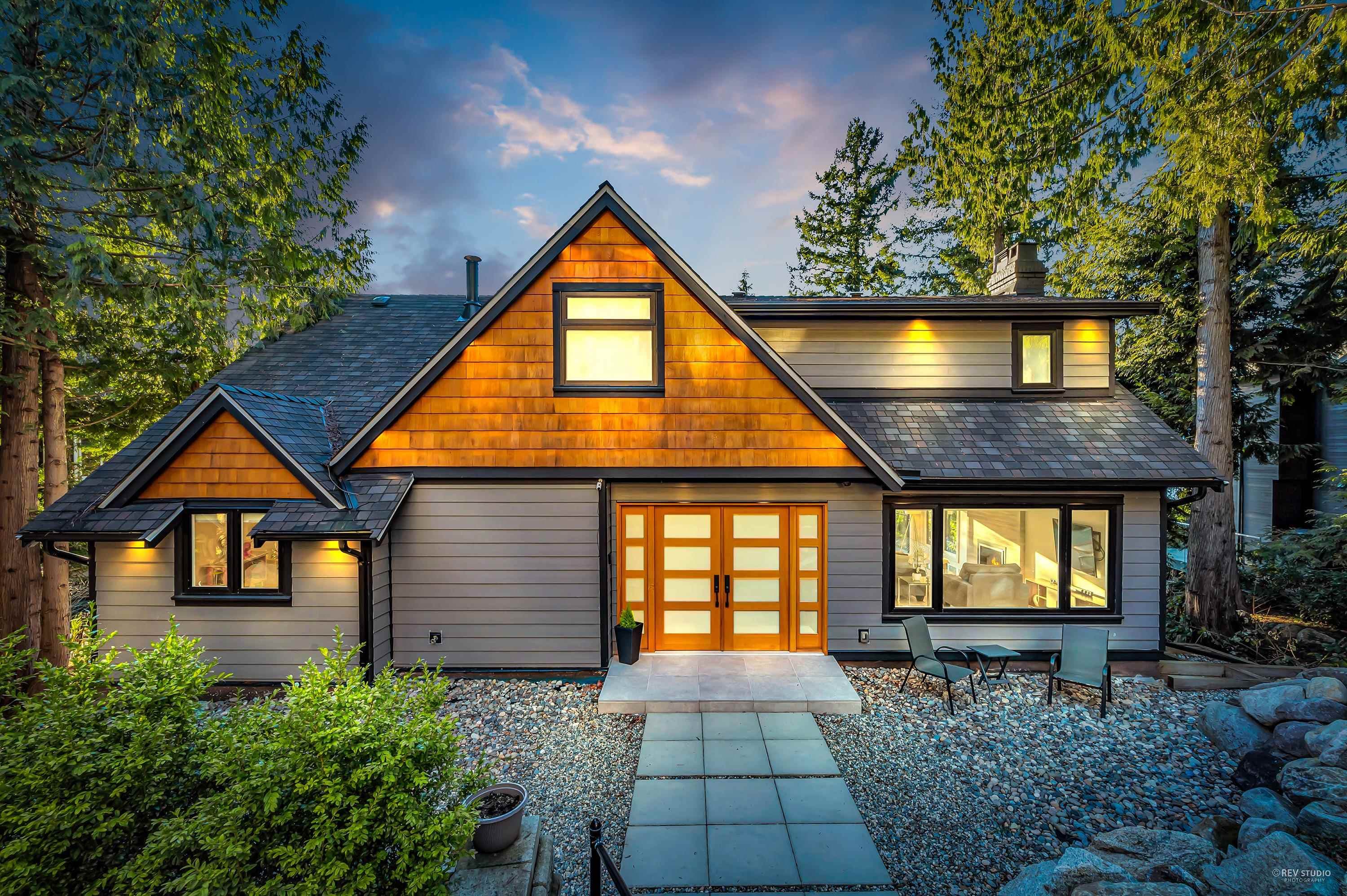 130 Oceanview Place, Lions Bay, V0N 2E0 — photo 1