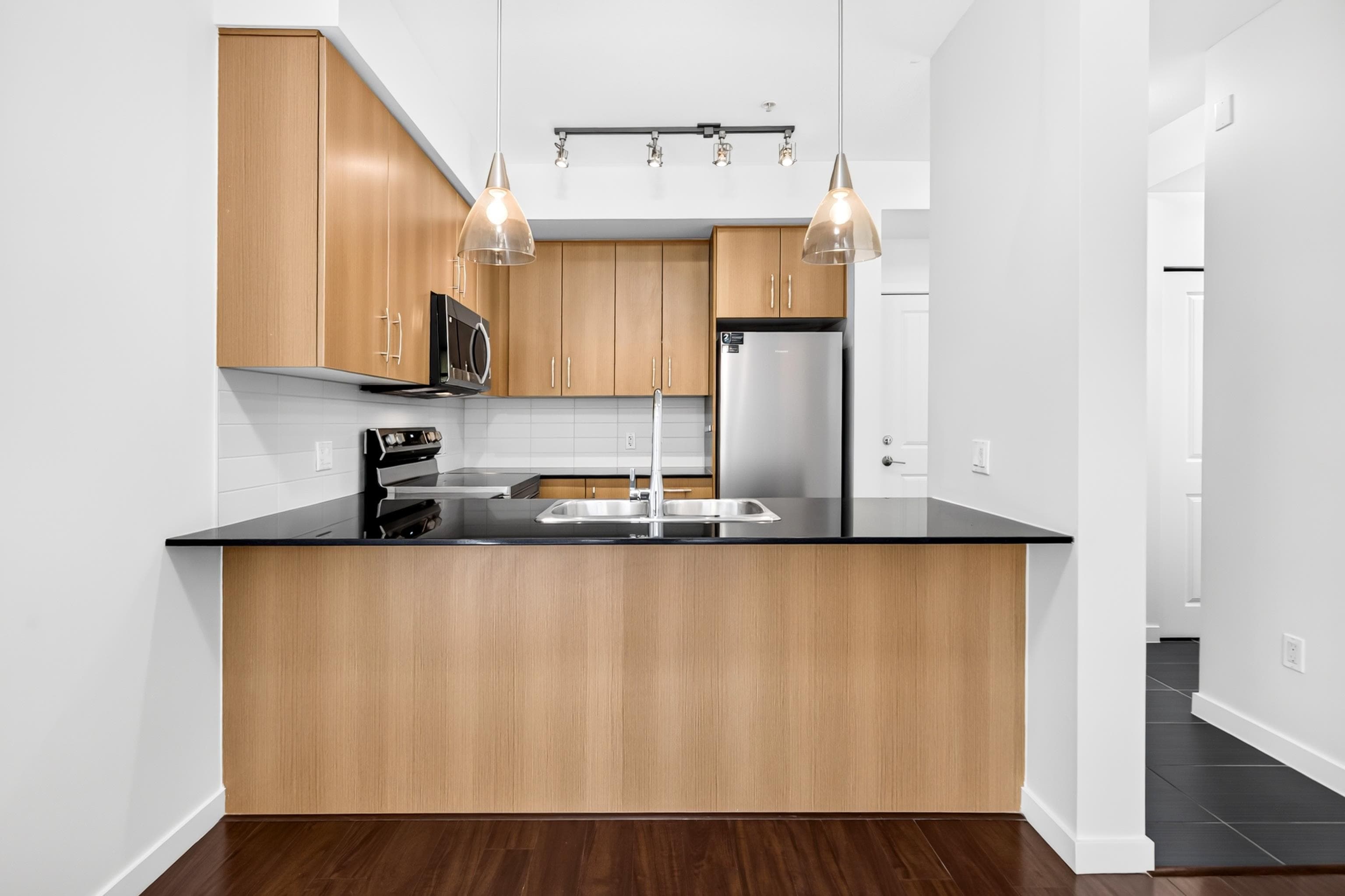 210 - 22290 North Avenue, Maple Ridge, V2X 8Z8 — photo 2