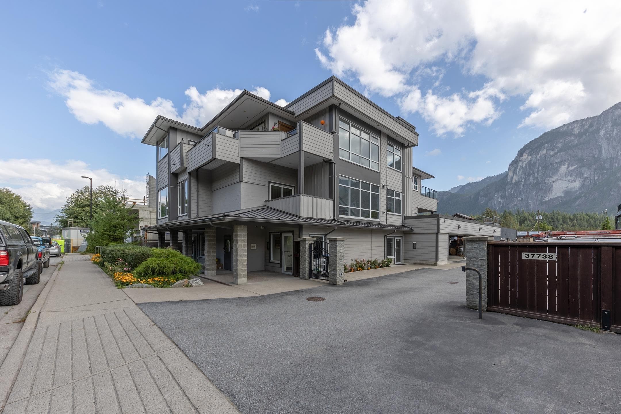 37738 Third Avenue, Squamish, V8B 0S8 — photo 1