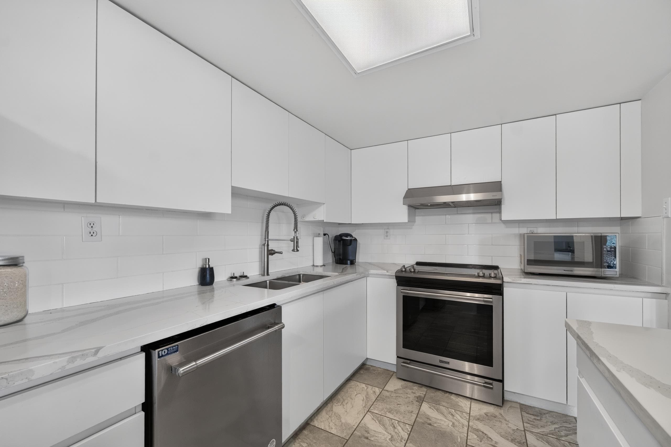 1502 - 10082 148 Street, Surrey, V3R 0S3 — photo 5