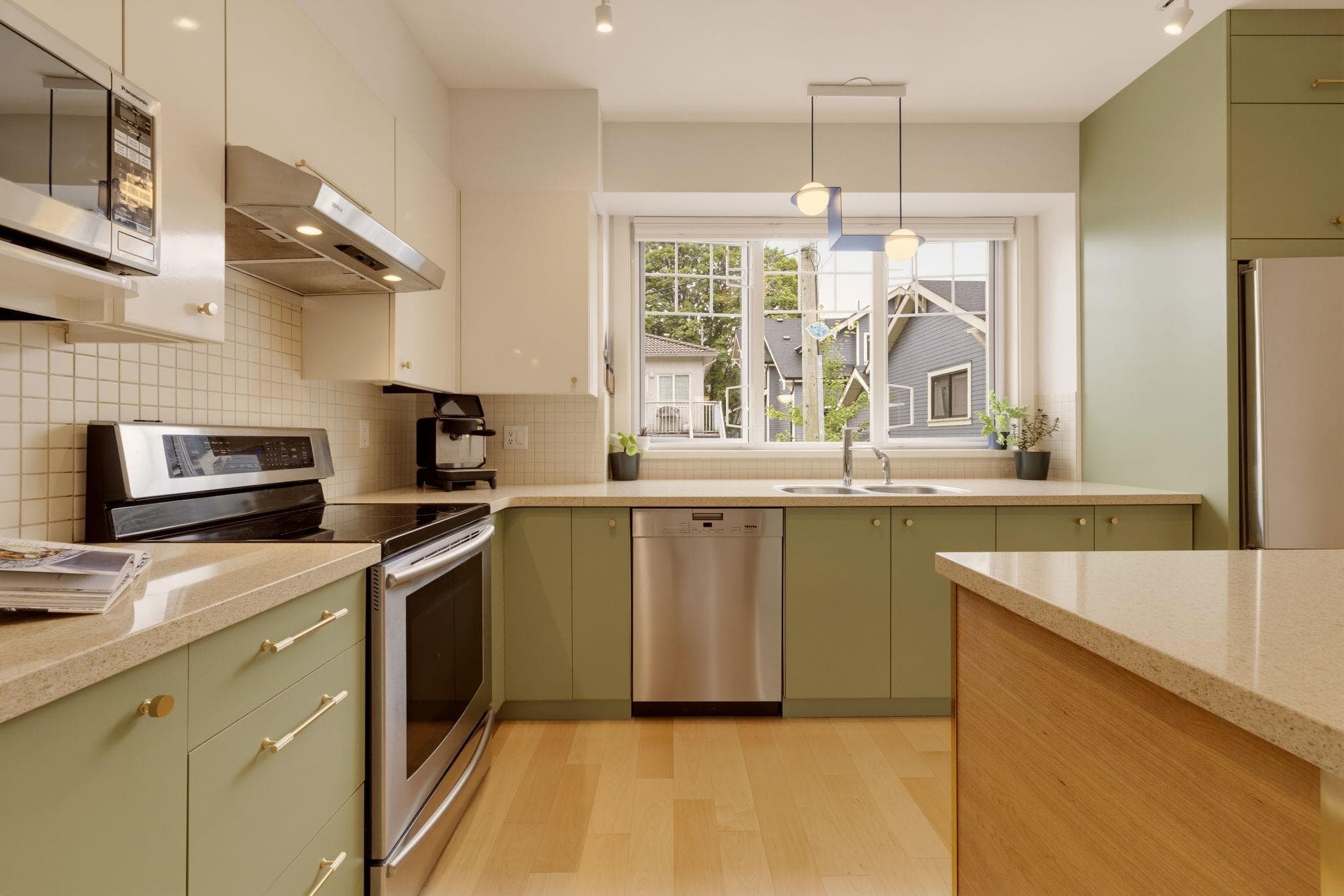 3882 Welwyn Street, Vancouver, V5N 3Y9 — photo 2