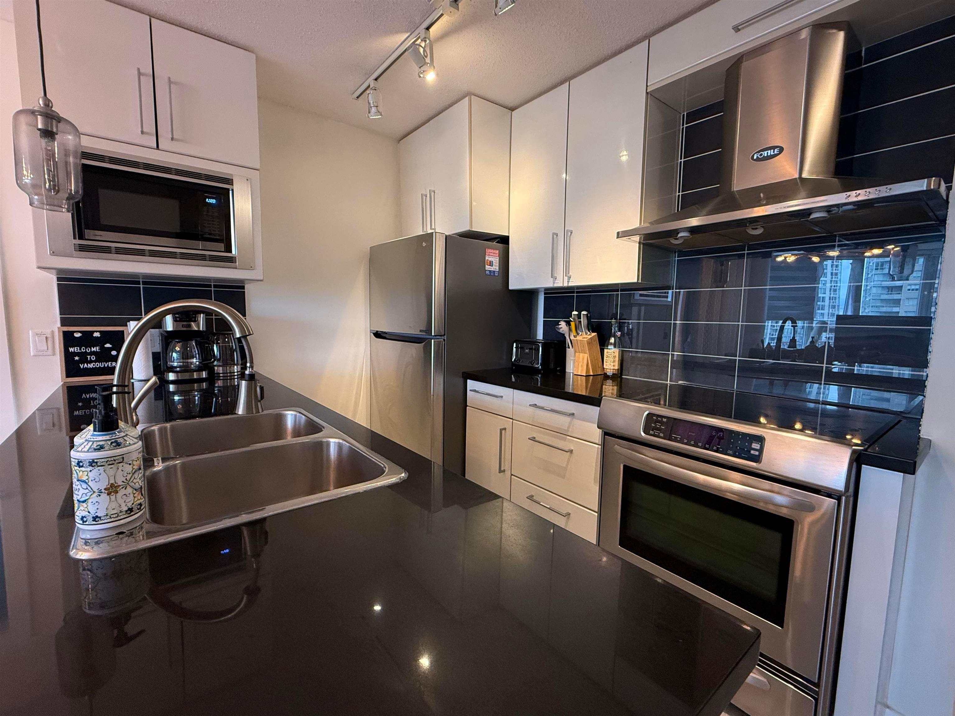 1002 - 689 Abbott Street, Vancouver, V6B 0J2 — photo 2
