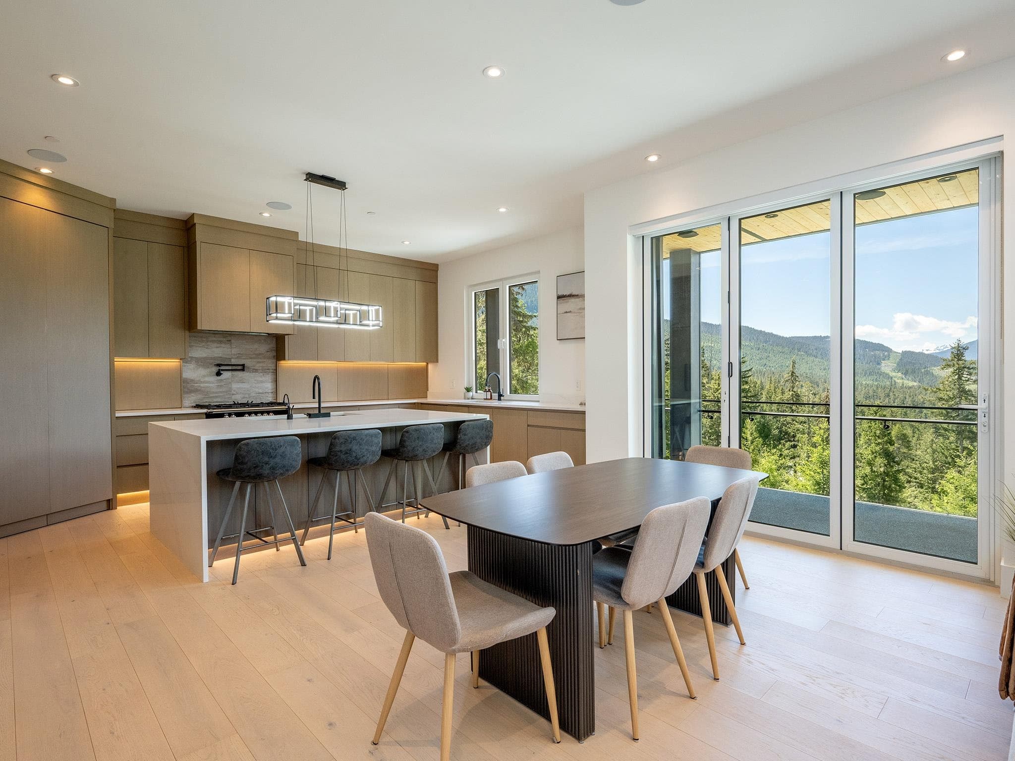 9333 Warbler Way, Whistler, V8E 1M1 — photo 3