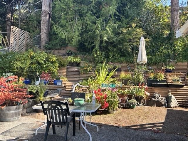 5206 Radcliffe Road, Sechelt, V7Z 0C1 — photo 1
