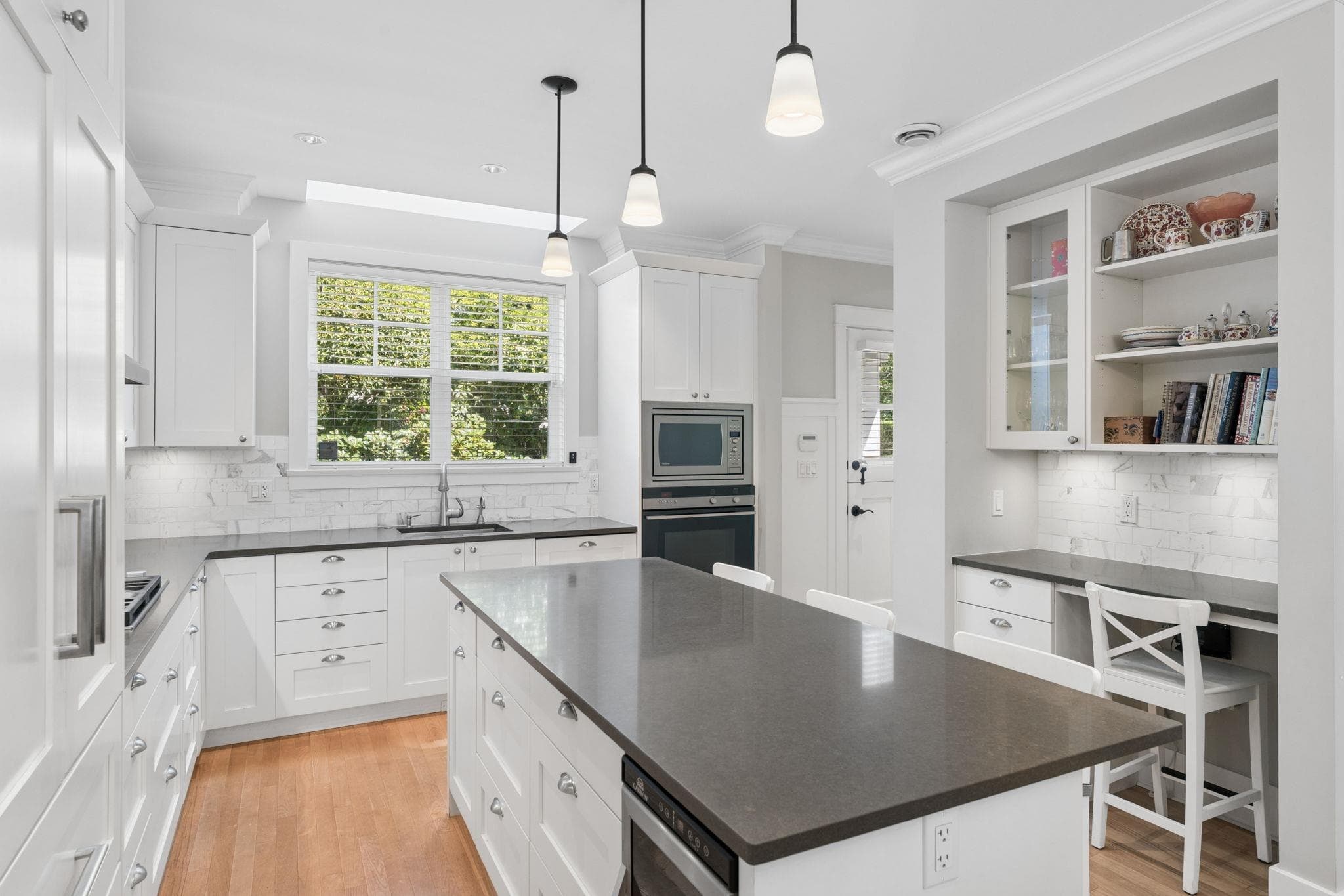 2071 Esquimalt Avenue, West Vancouver, V7V 1S3 — photo 1