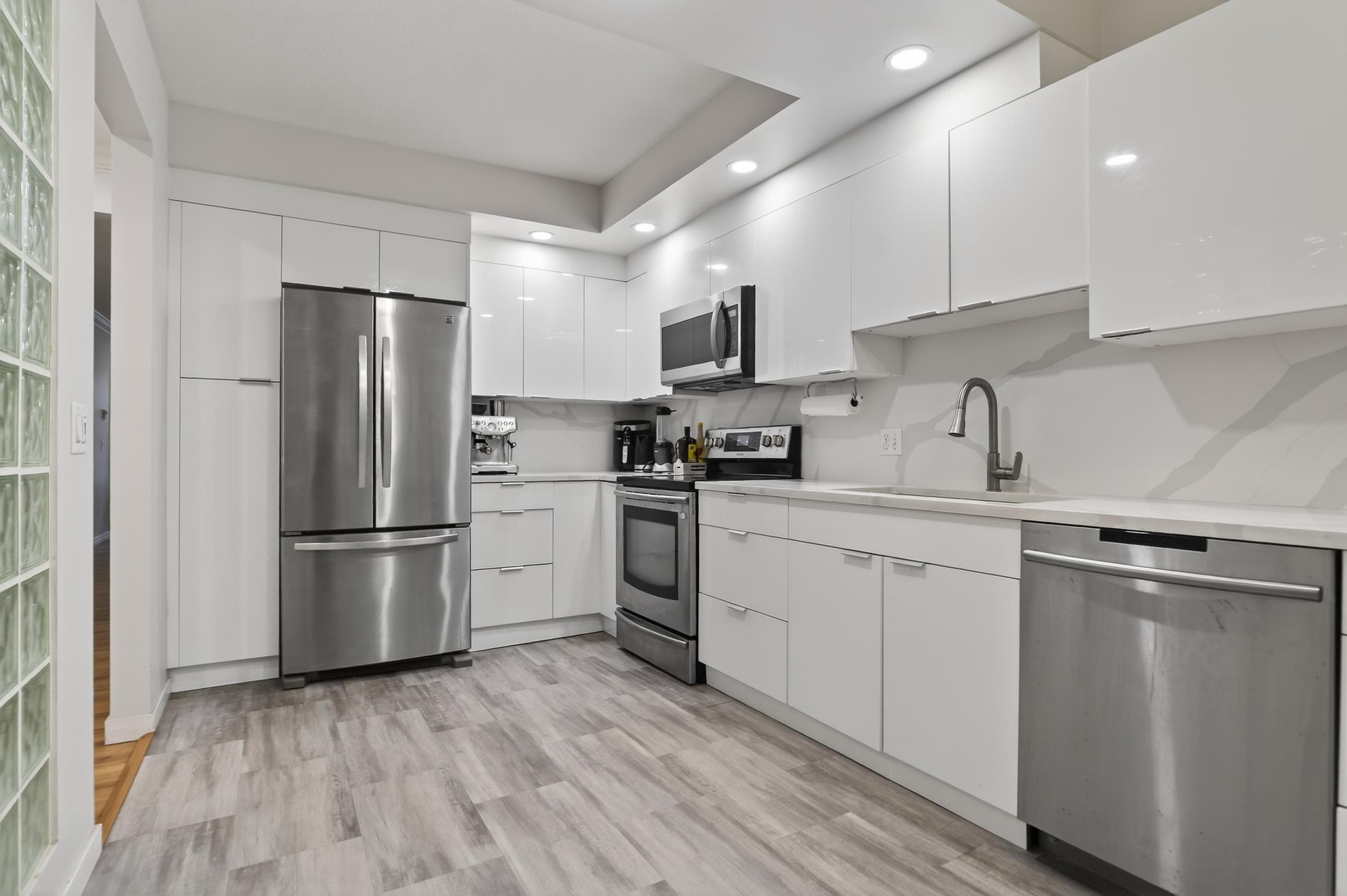 204 - 3151 Woodbine Drive, North Vancouver, V7R 2S4 — photo 5