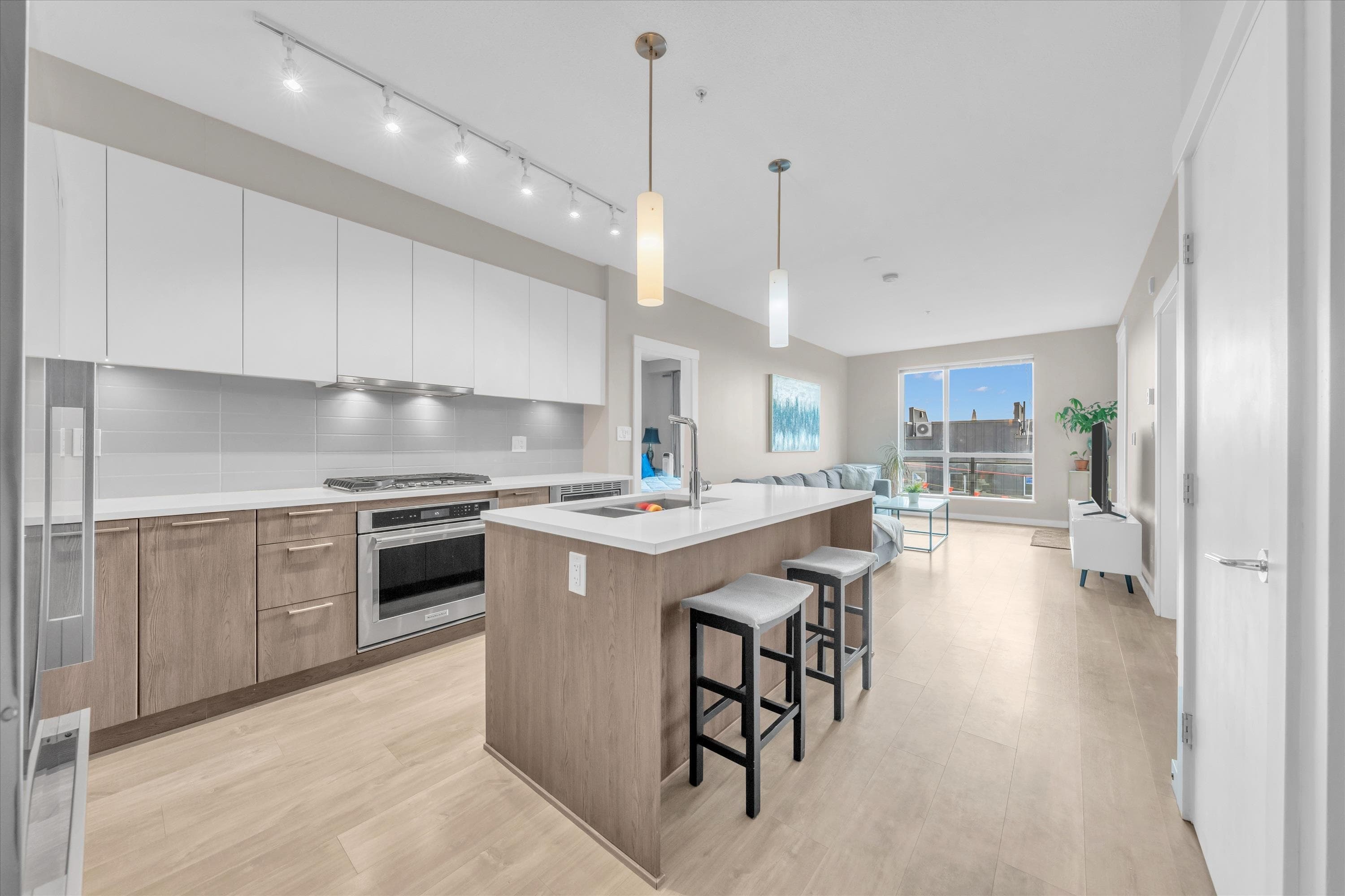 303 - 625 E 3rd Street, North Vancouver, V7L 0G3 — photo 1
