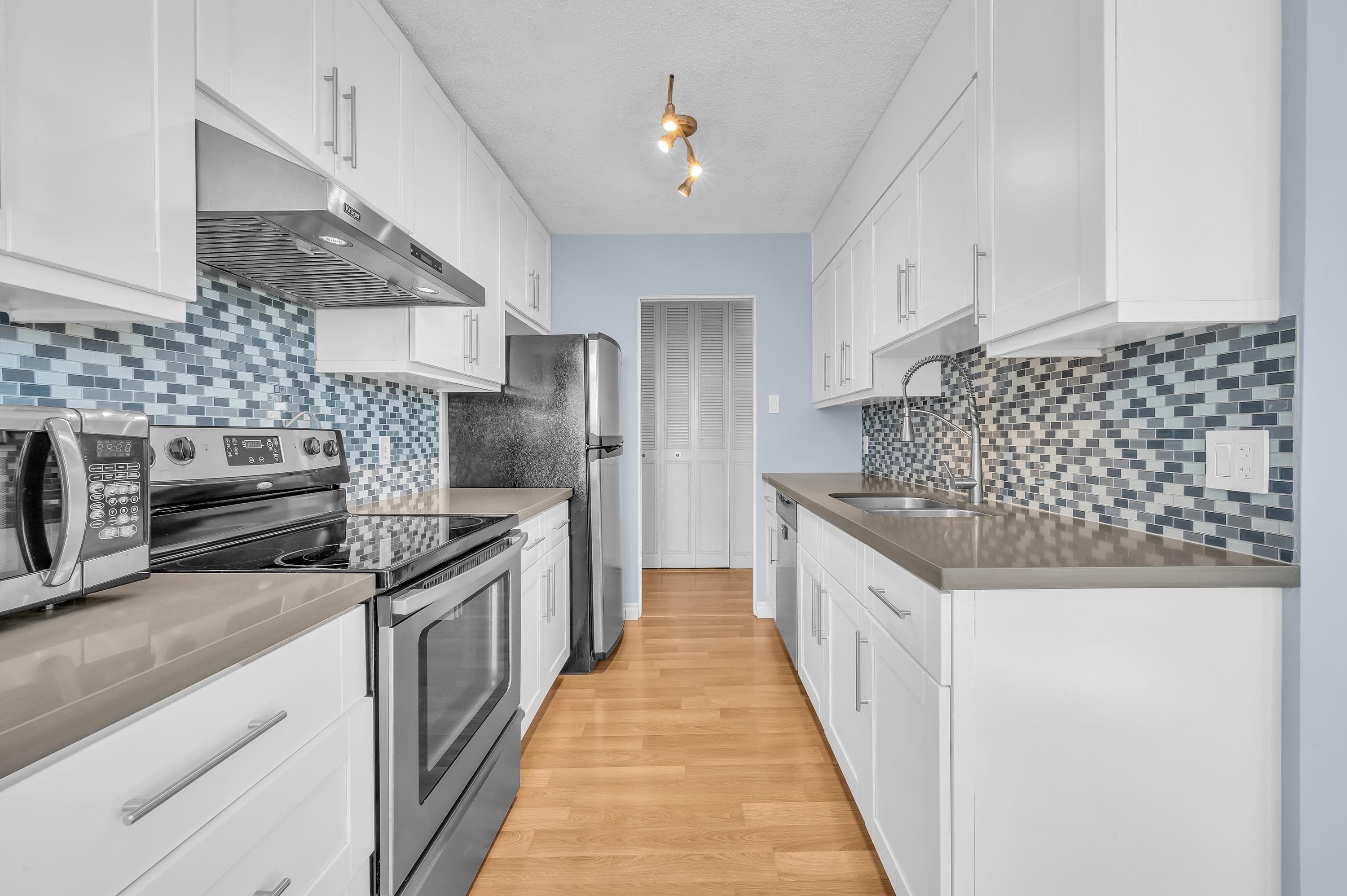 1206 - 4160 Sardis Street, Burnaby, V5H 1K2 — photo 2