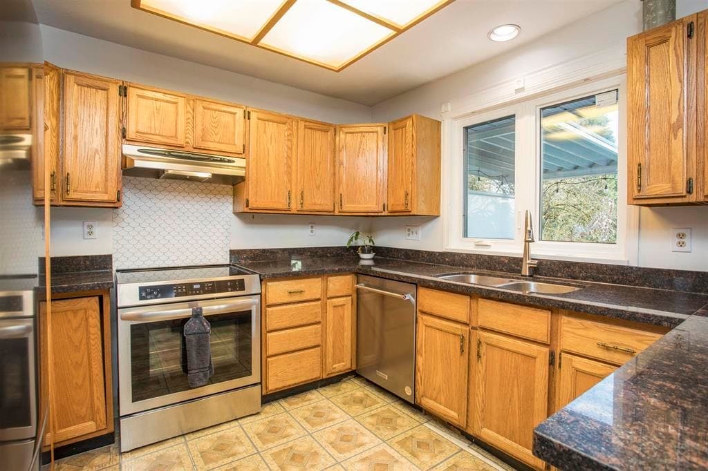 9890 Lyndhurst Street, Burnaby, V3J 1G1 — photo 5