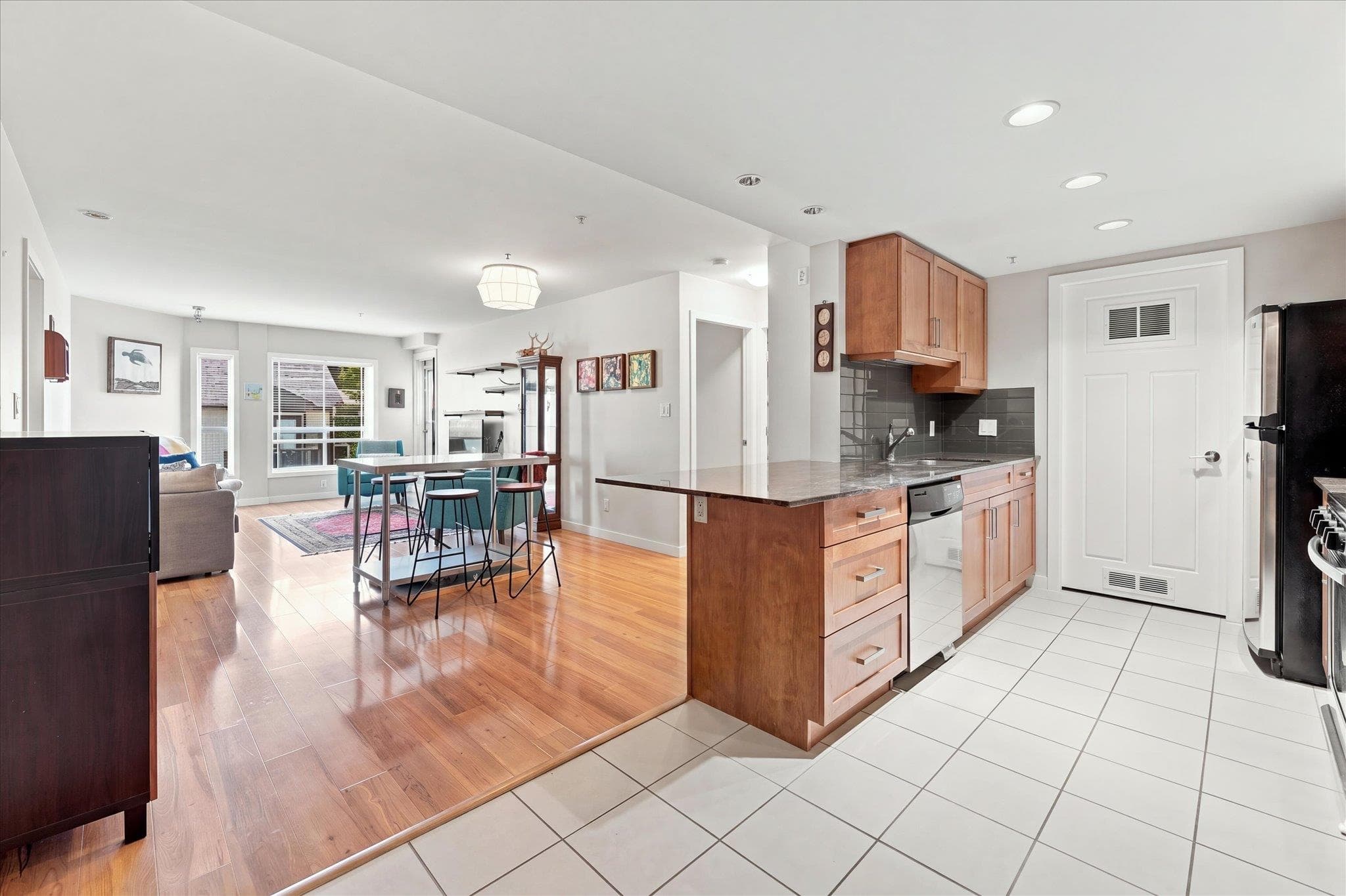 207 - 1212 Main Street, Squamish, V8B 0S1 — photo 2
