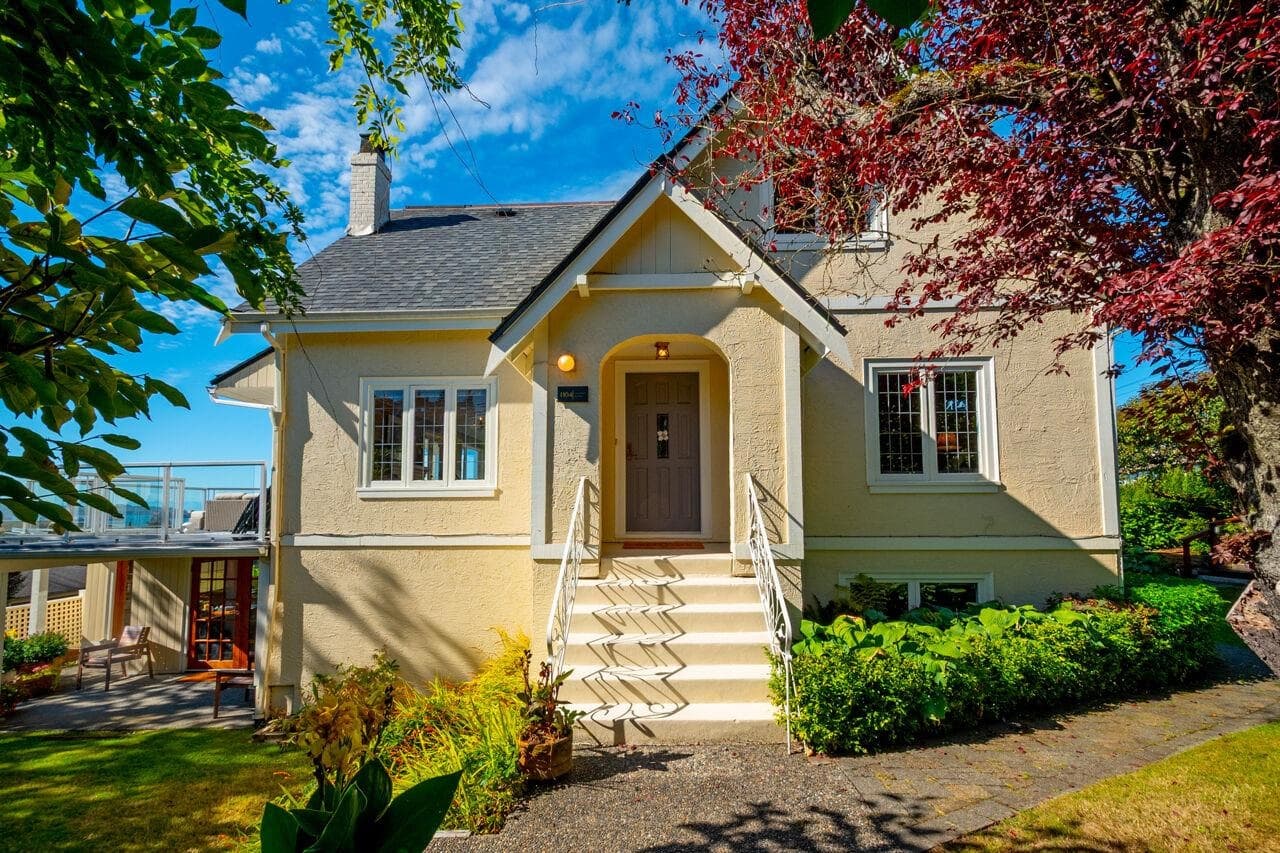 1104 Esquimalt Avenue, West Vancouver, V7T 1K1 — photo 1