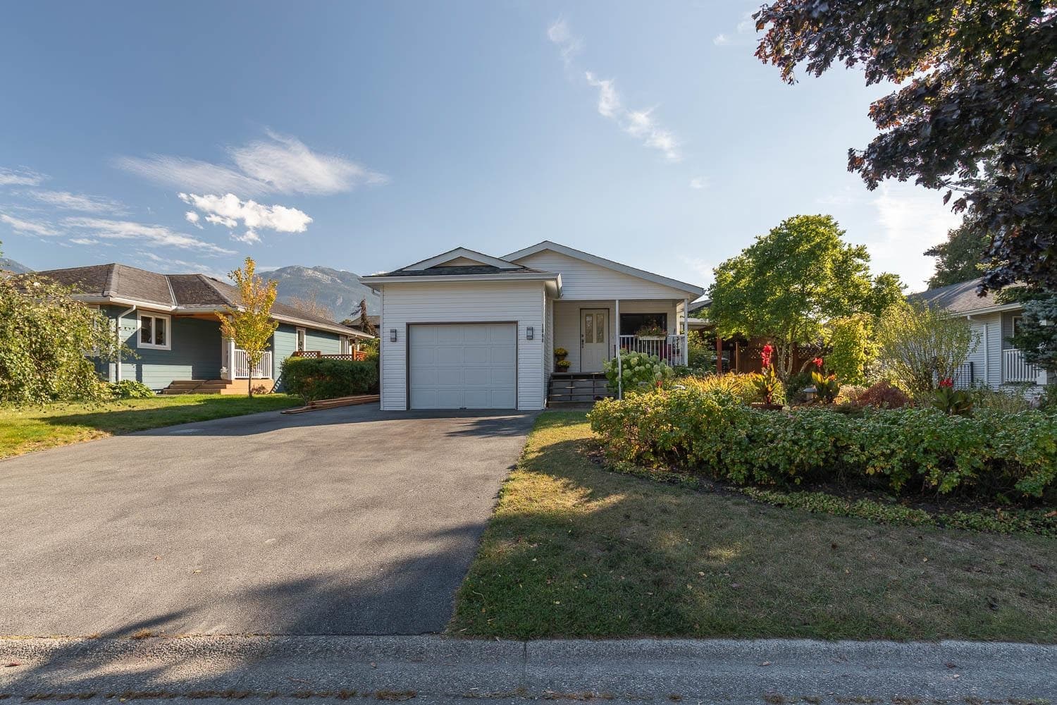 1008 Edgewater Crescent, Squamish, V6B 0B2 — photo 2