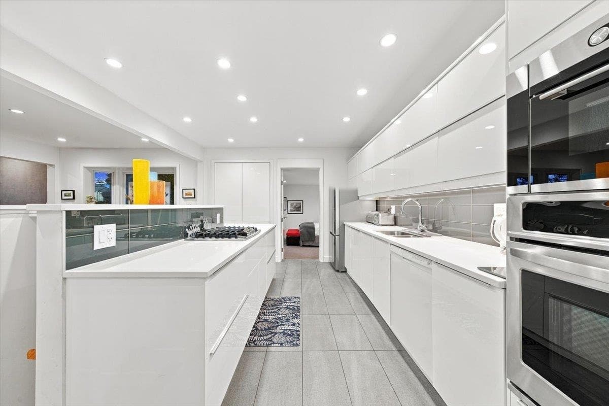 1095 W Keith Road, North Vancouver, V7P 1Y6 — photo 2
