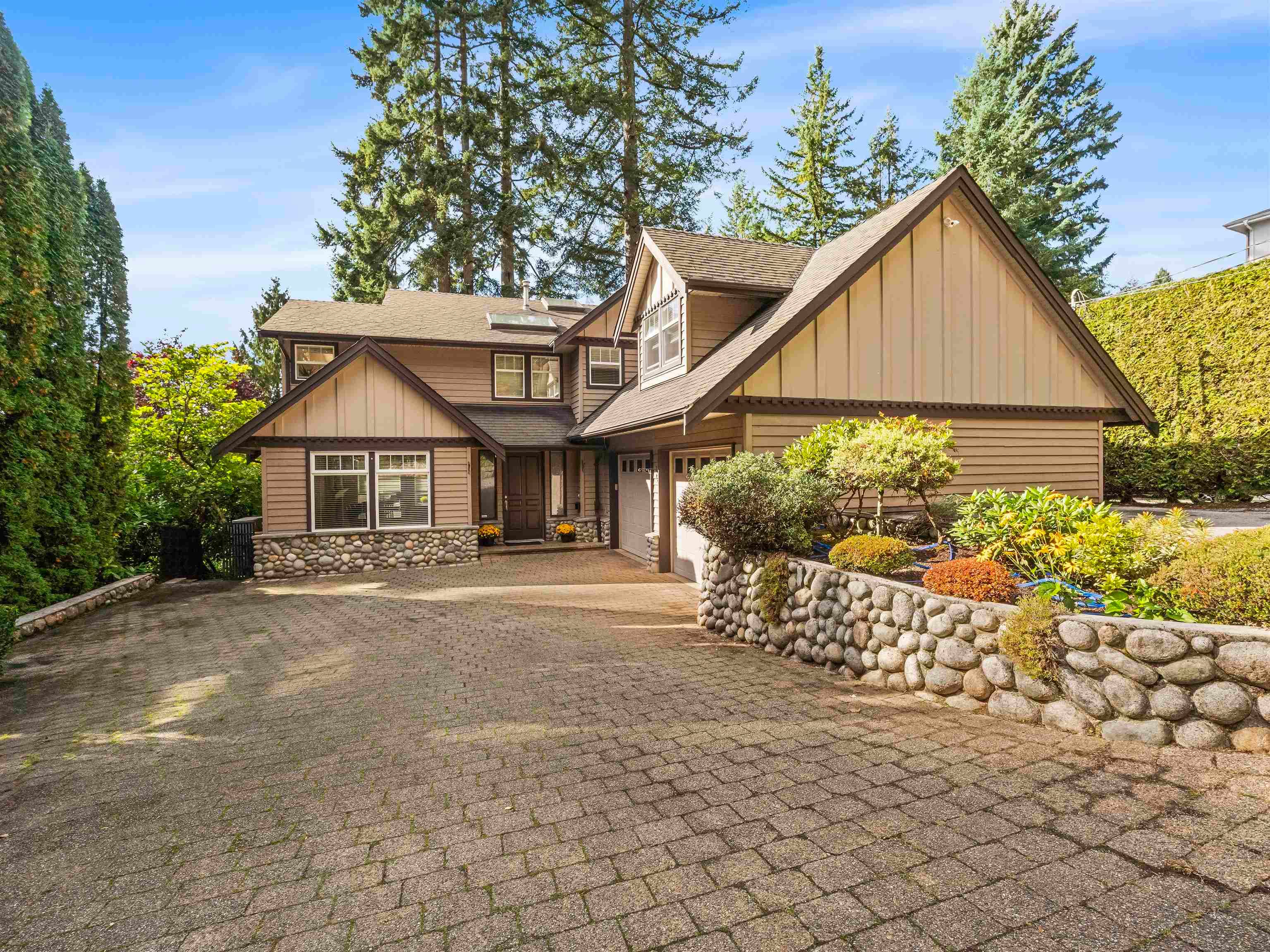 4047 Woodbury Avenue, North Vancouver