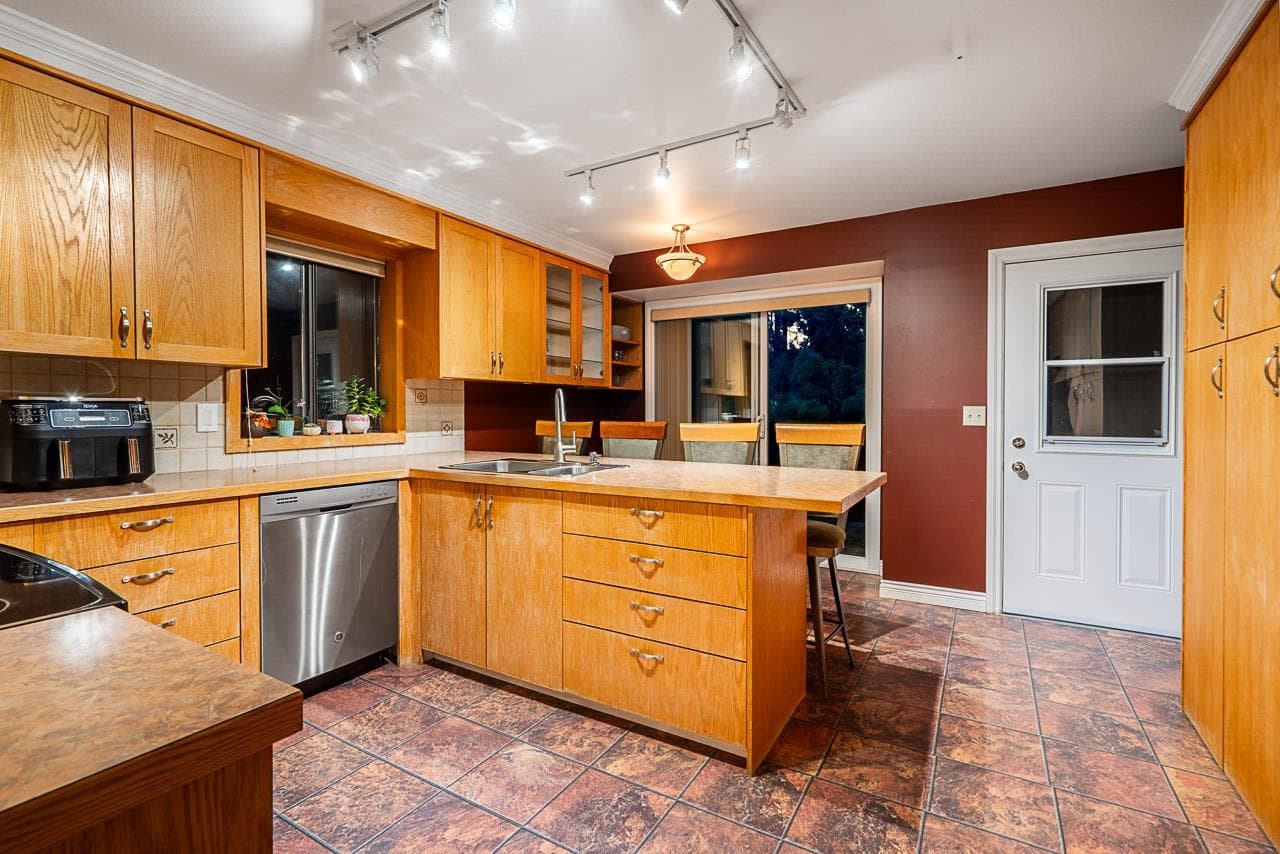949 Lynwood Avenue, Port Coquitlam
